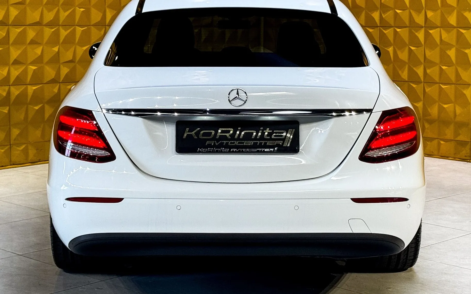 Notranja slika - Mercedes-Benz E-Razred - E200d AUT. KLJUKA-KAMERA-GRETJE-NAVI-TEMP... - 10
