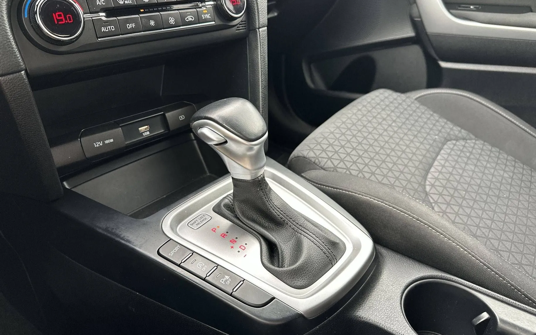 Notranja slika - KIA XCeed - 1.4 T-GDi Prime DCT - 20