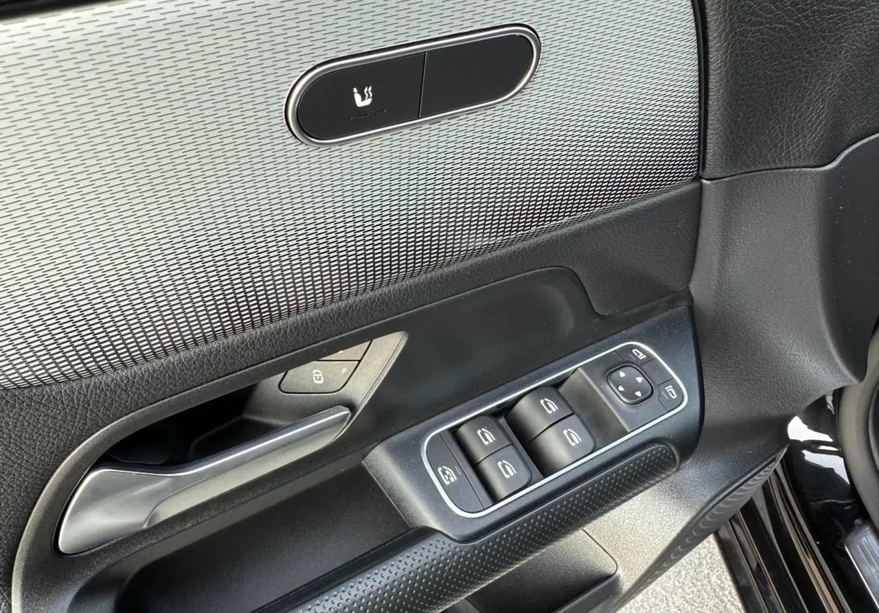 Notranja slika - Mercedes-Benz B-Razred - 180 d SPORT AVT.-F1 KAMERA-USNJE-ALU 19 - 11