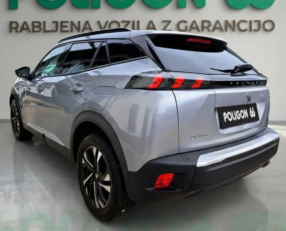 Notranja slika - Peugeot 2008 - 1.5 130 ALLURE Aut-FULL LED-KAMERA-1 LASTNIK... - 8