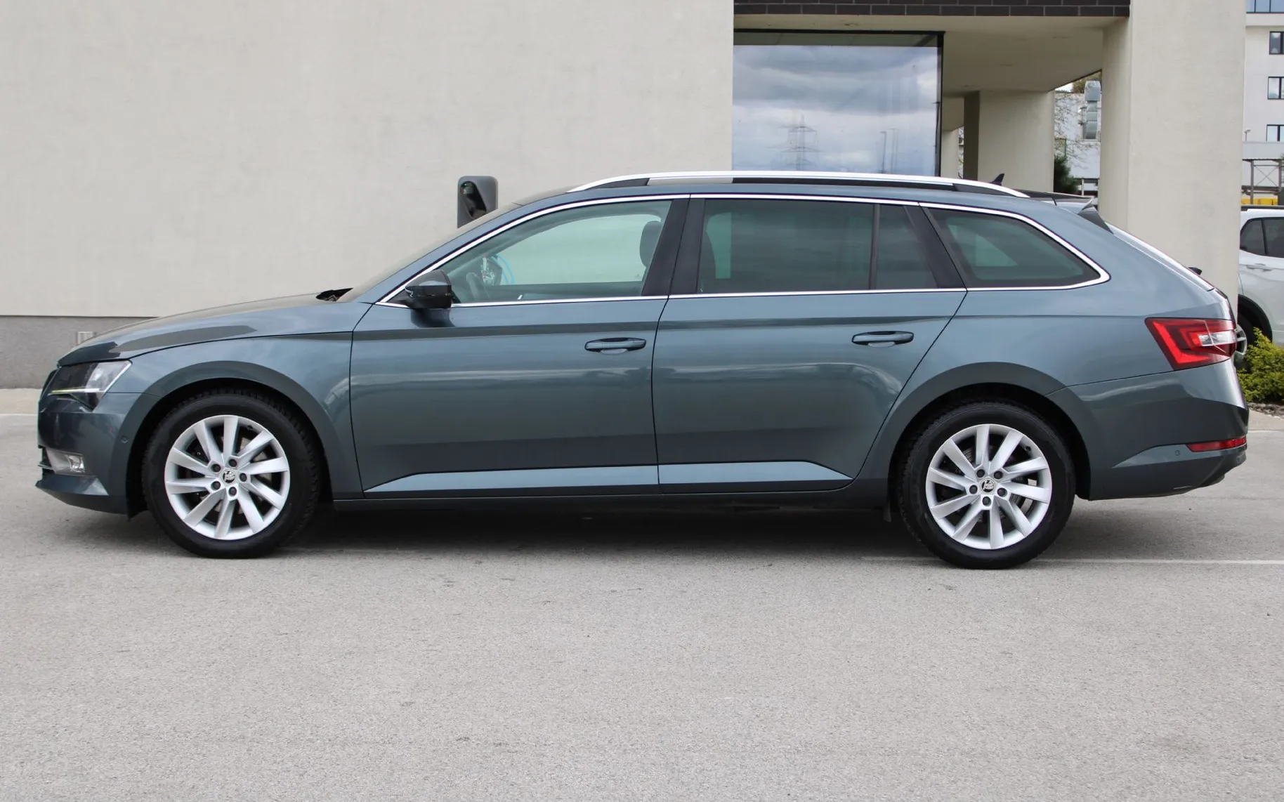 Zunanja slika - Škoda Superb - 1.6 TDI Style Combi 88 kW NAVI TEMPO GRET SED KAM - 4