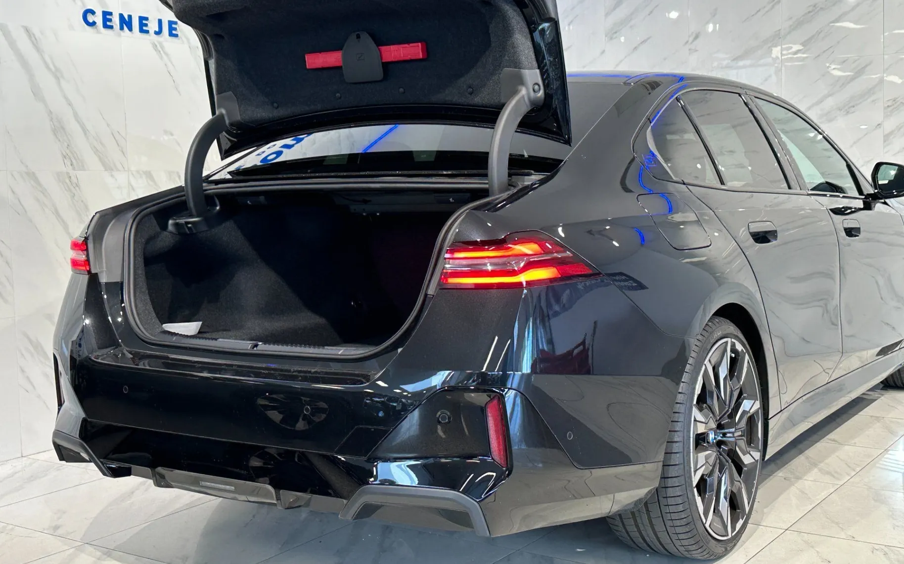Notranja slika - BMW serija 5: - 40d|xDrive|M-Pro|Pano|4WS|Bowers|HUD|Hlaj|ACC|36 - 7