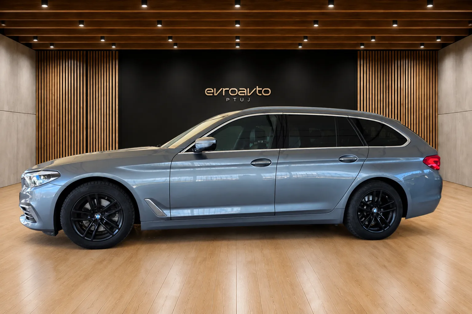 Notranja slika - BMW serija 5 Touring: - 520d Touring Avt.Luxury Line  Head-Up display - 8