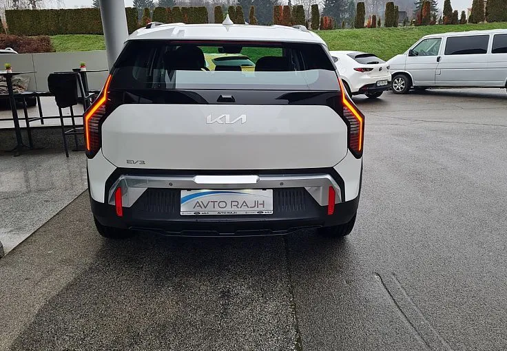 Zunanja slika - KIA EV3 - 58.3 kWh baterija. 150 kW Star - 6