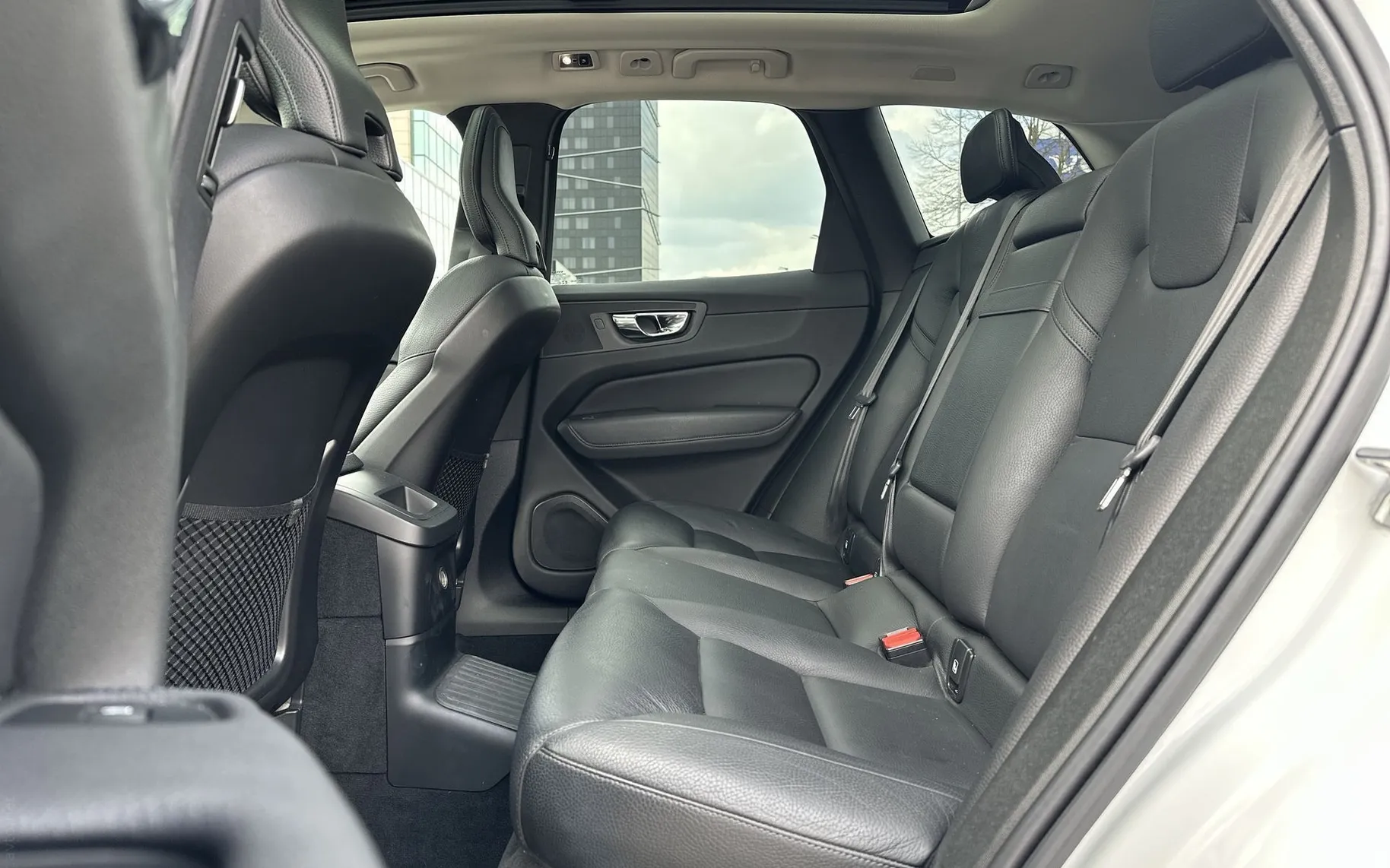 Notranja slika - Volvo XC60 - T8 Recharge Twin Engine AUT  Zračno Kljuka Pano... - 14