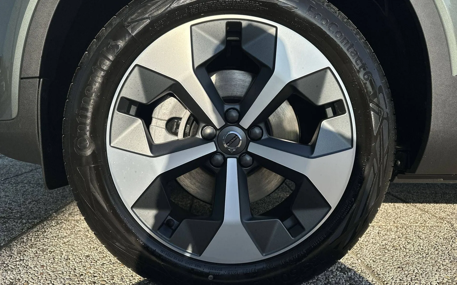 Notranja slika - Volvo XC40 - B3 P Plus Dark AT DCT... - 9