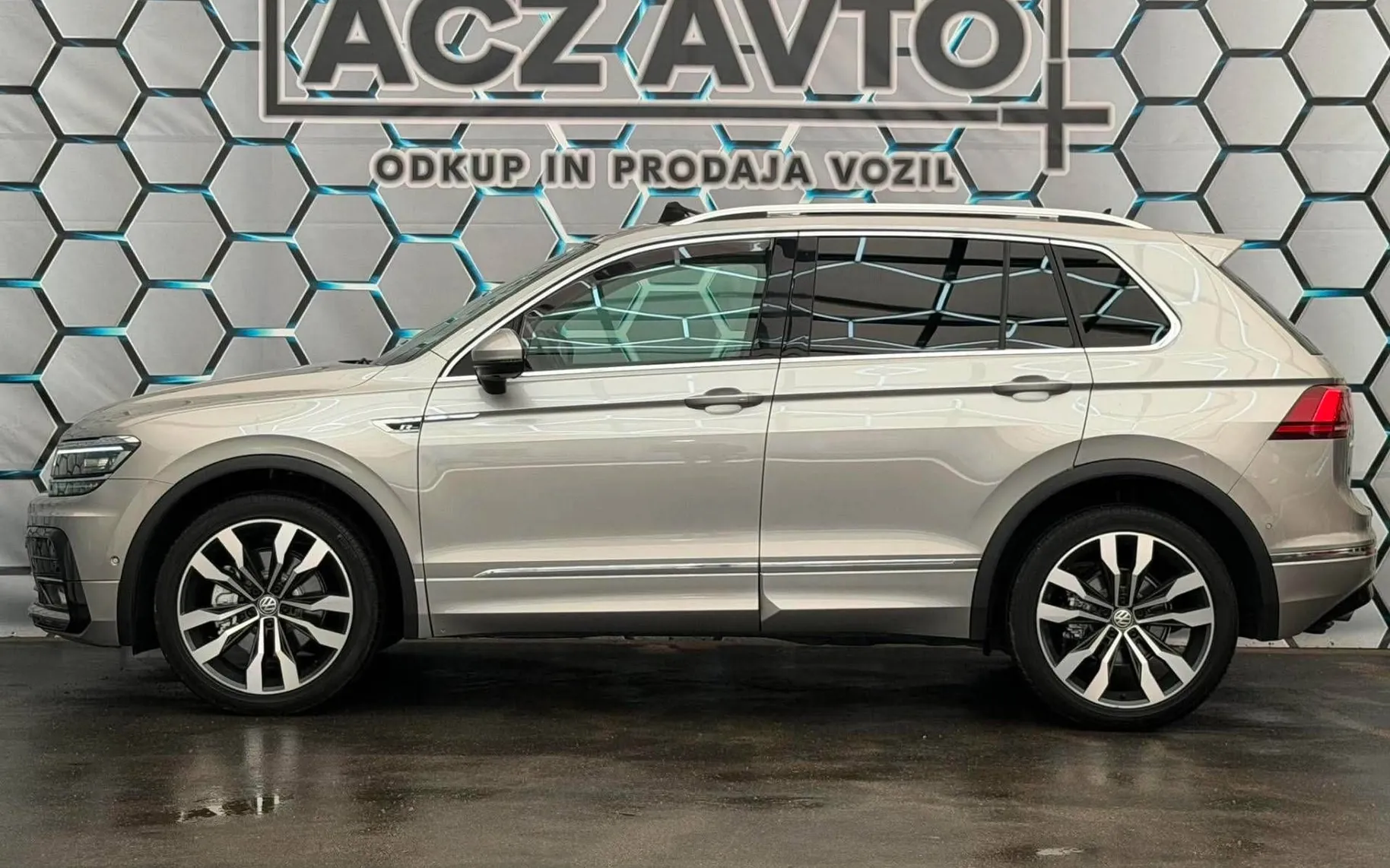 Notranja slika - Volkswagen Tiguan - 2.0 TDI•DSG•4X4•PANO•R LINE•FUL LED•VIRTUAL•ACC• - 7