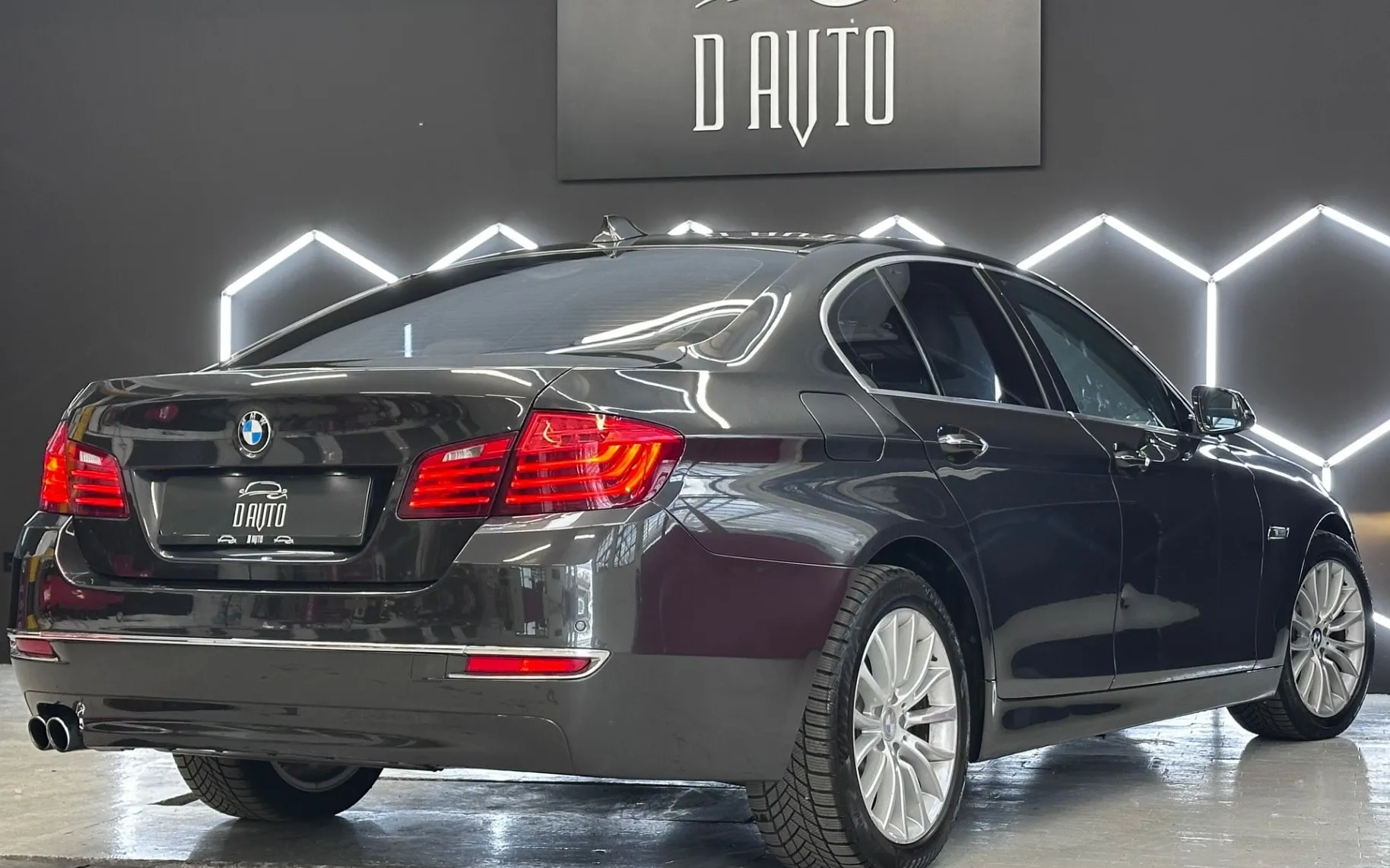 Notranja slika - BMW serija 5: - 525d VIRTUAL+HUD+V.NAVI+MEMORY+MRTVI KOT+ACC+L.AS - 8