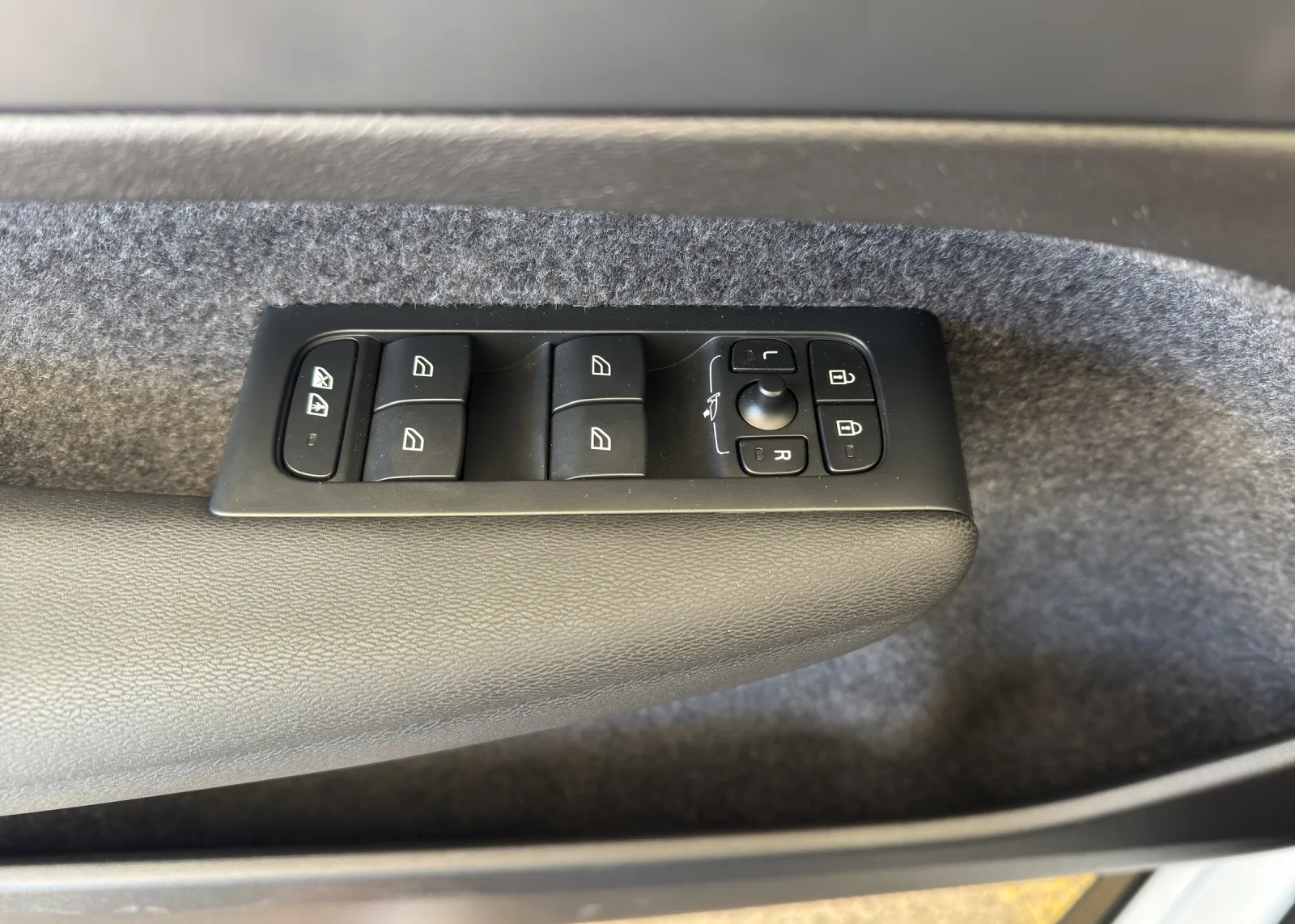 Zunanja slika - Volvo XC40 - B3 AUT. - 17