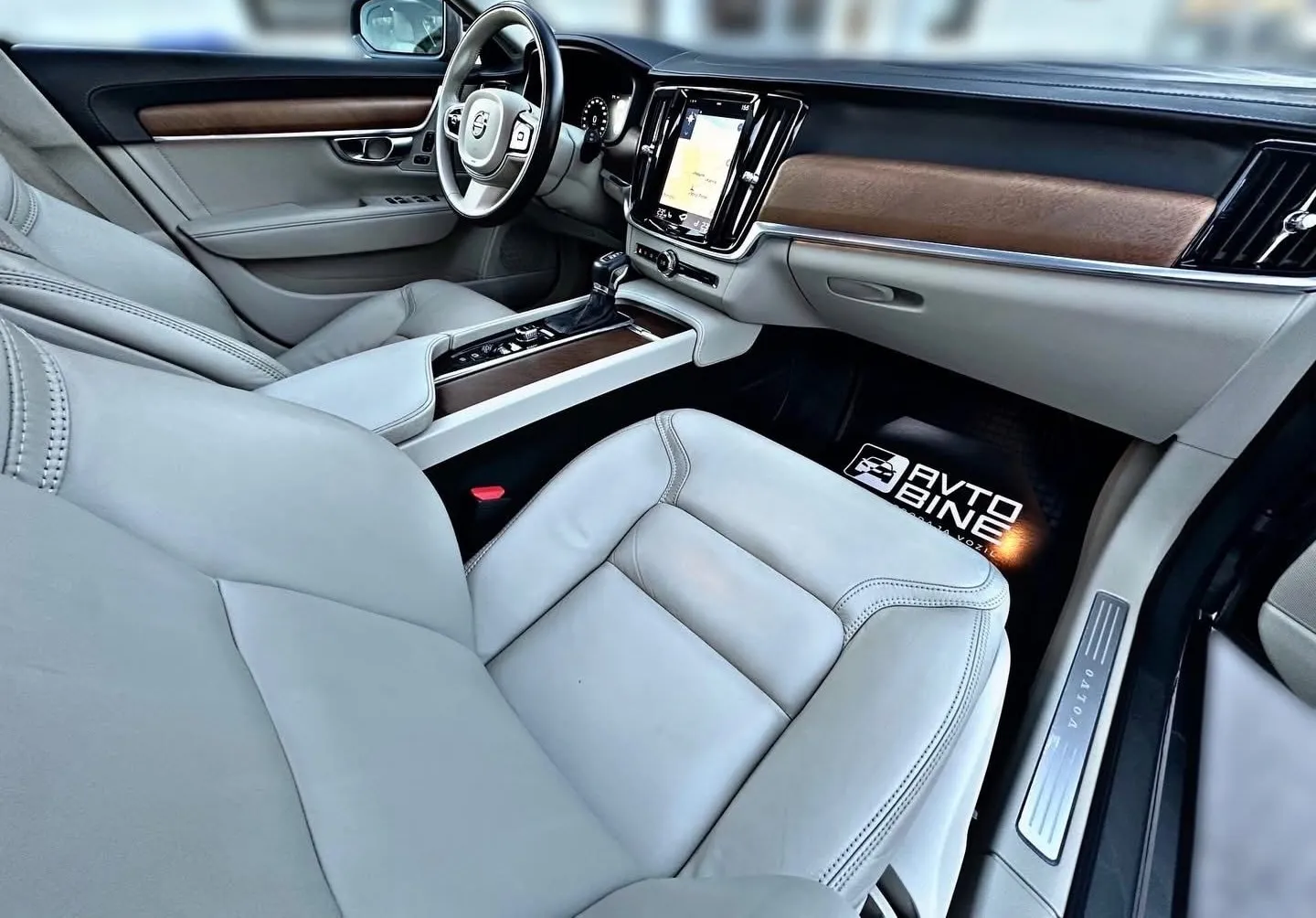 Notranja slika - Volvo V90 - D5 A AWD Inscription•HEAD UP•PANO•NAVI•ODLIČEN - 19