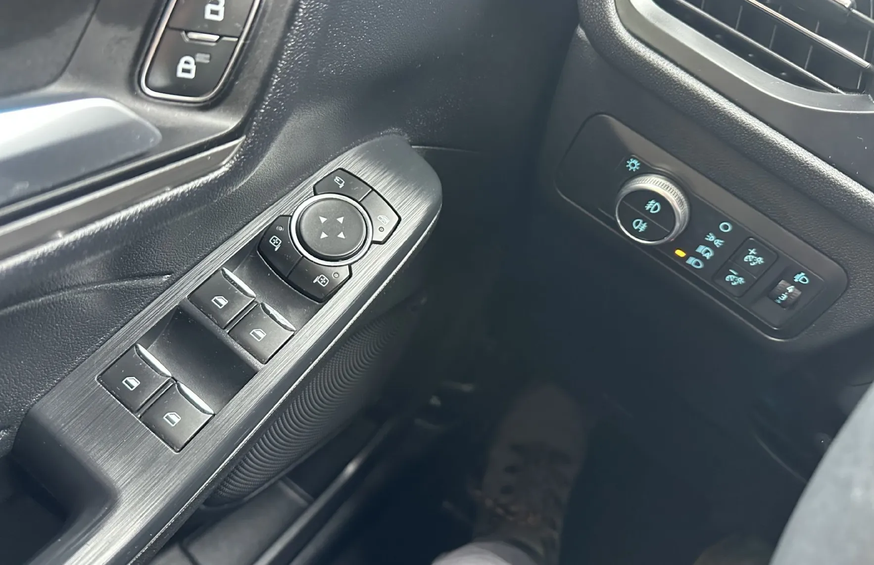 Zunanja slika - Ford Kuga - 2.5 190CV BVA6.KAMERA.NAVI.LED.ALU.2022.112 KW - 9