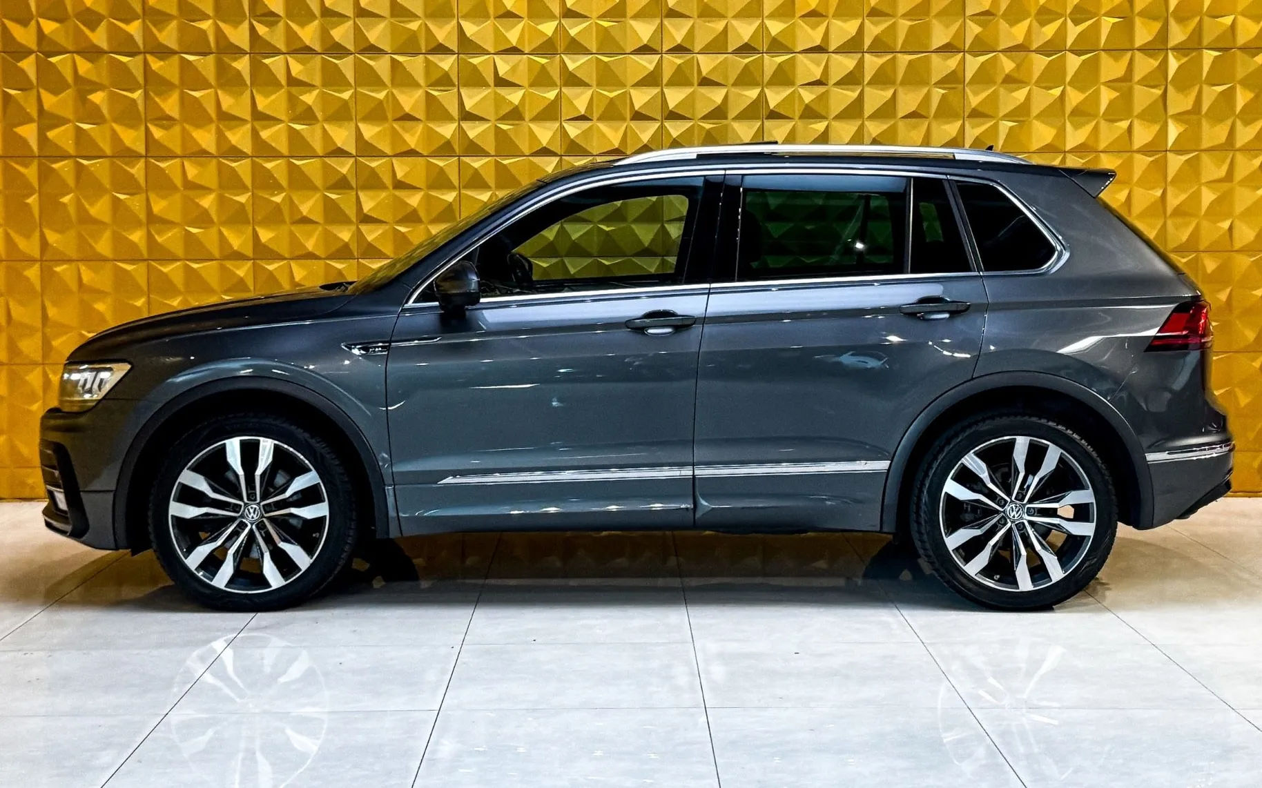 Zunanja slika - Volkswagen Tiguan - 2.0 TDI 4MOTION AUT. R LINE-LED-GRETJE-NAVI - 6