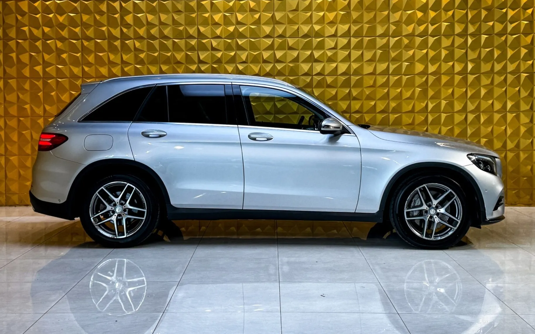 Notranja slika - Mercedes-Benz GLC-Razred - GLC220d 4MATIC AMG Line-KAMERA-GRETJE-F1... - 12