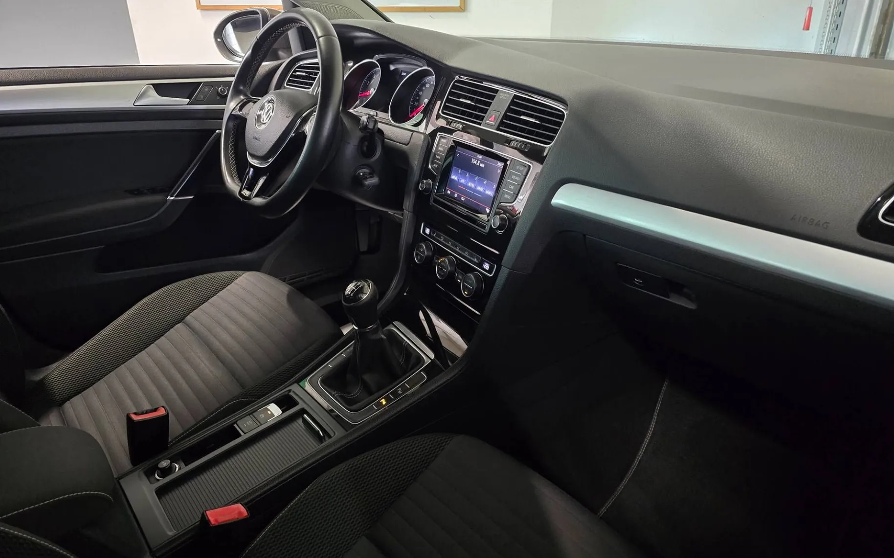 Notranja slika - Volkswagen Golf - 1.2 TSI BMT CUP - 9