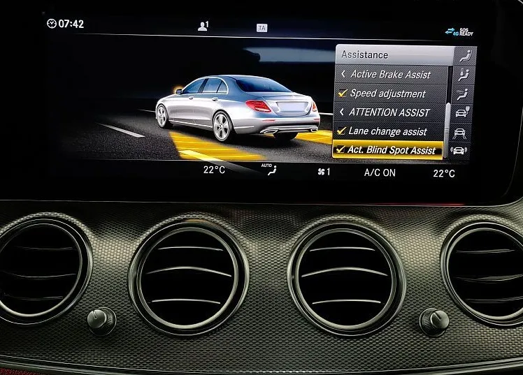Zunanja slika - Mercedes-Benz E-Razred - LIMO-300-de-2X-AMG-LINE-WIDESCREN-360-KAM-LED-ACC- - 14