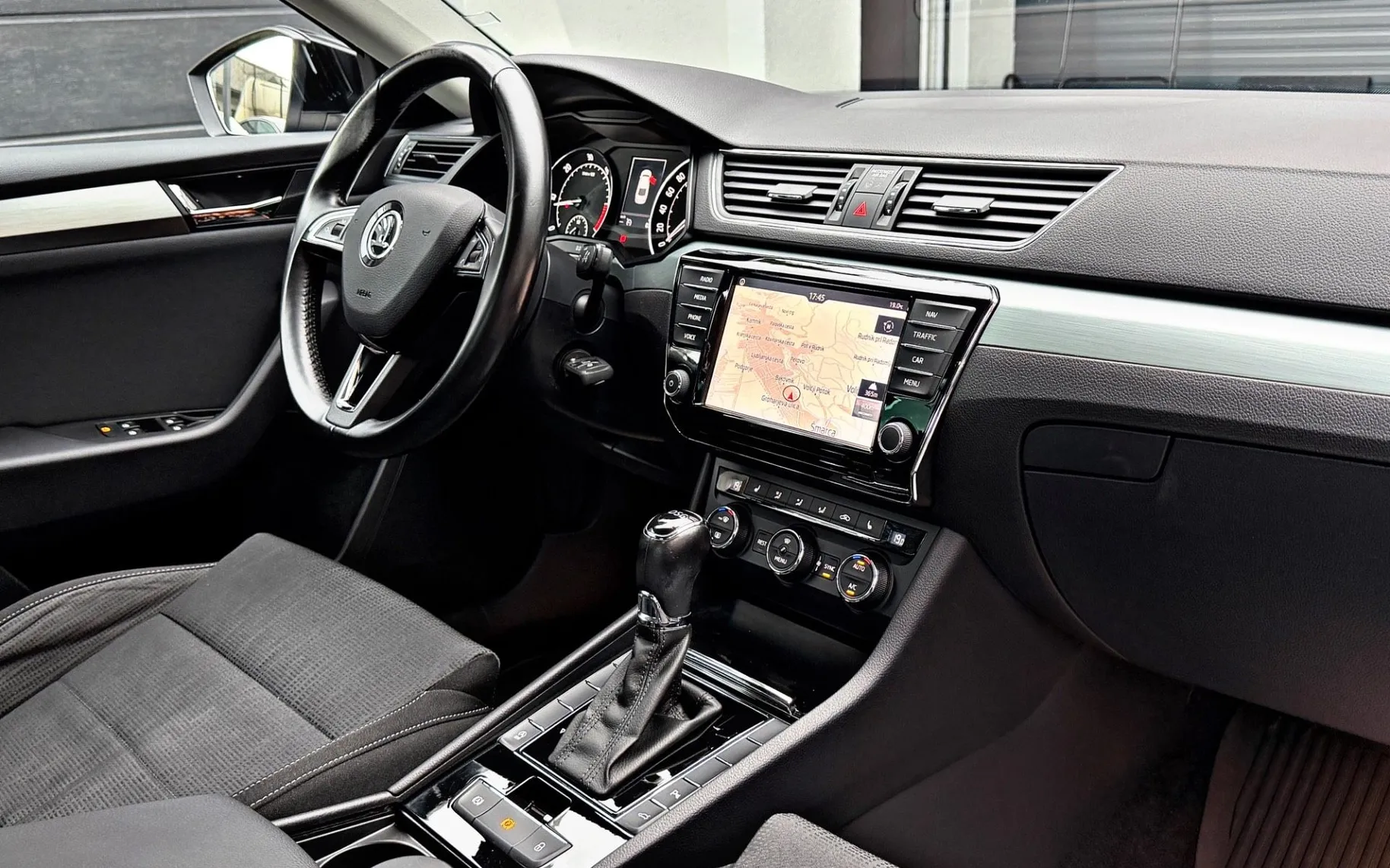Notranja slika - Škoda Superb - 2.0 TDI DSG•LIMO•ACC•NAVI•KAMERA•KLJUKA•ATRAKTIVEN - 12