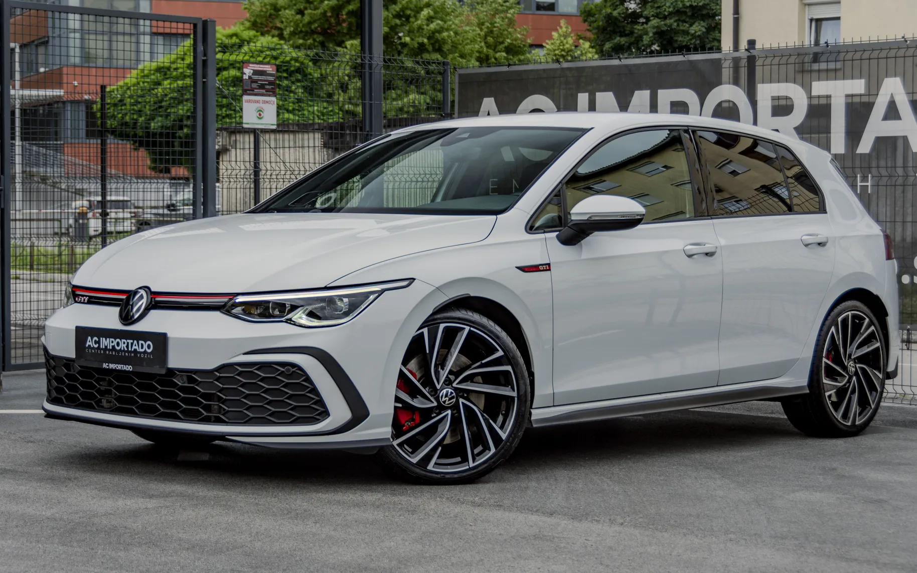 Zunanja slika - Volkswagen Golf - 2.0 TSI GTI-LED-ACC-H-K-HLAJ-MEM-KAM-19C - 2