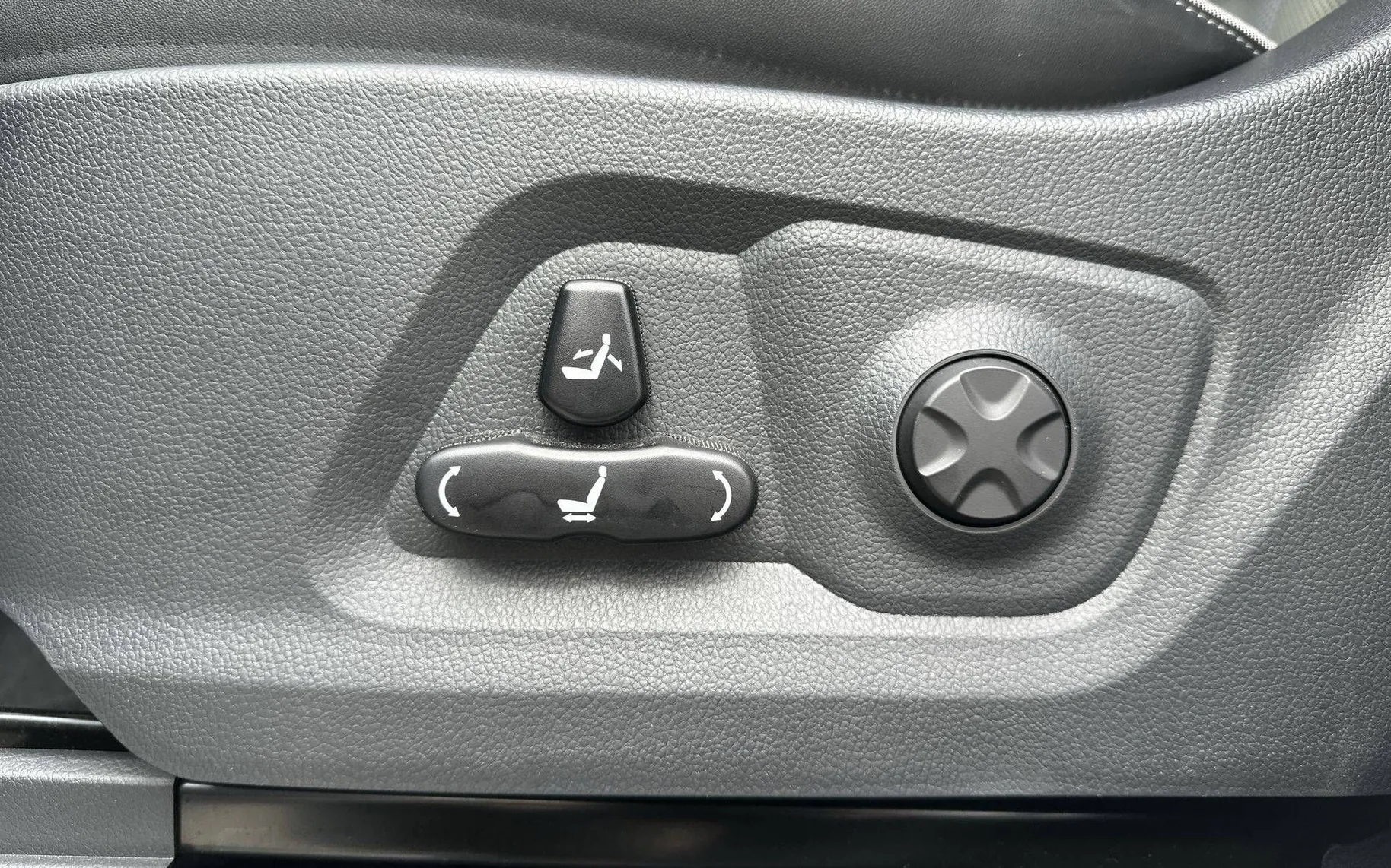 Notranja slika - SsangYong Rexton - 2.2 XDI AWD Limited Exclusive Panorama+ Avt. - 11