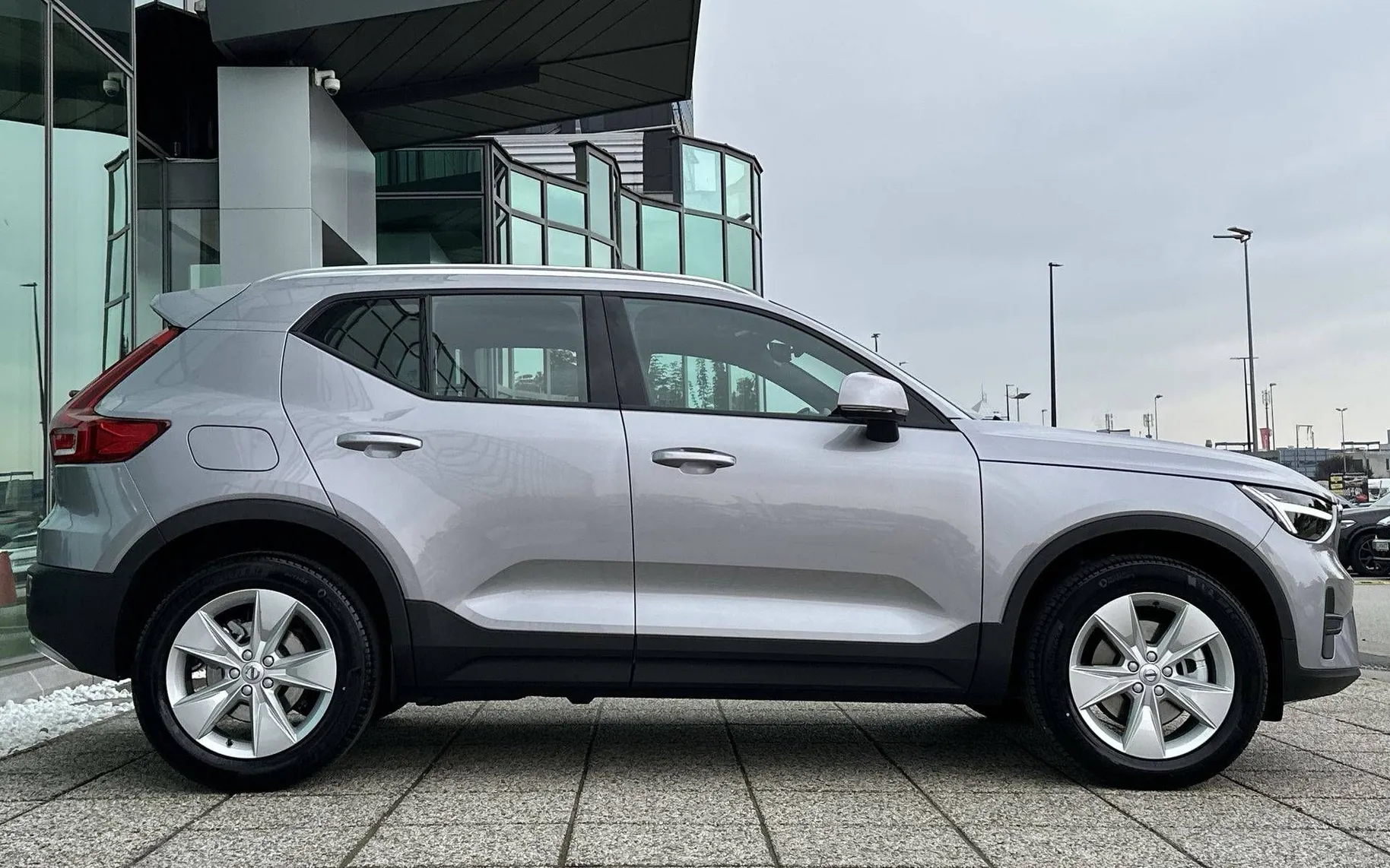 Zunanja slika - Volvo XC40 - B3 P Core AT DCT 3 leta garancije + 3 servisi... - 4