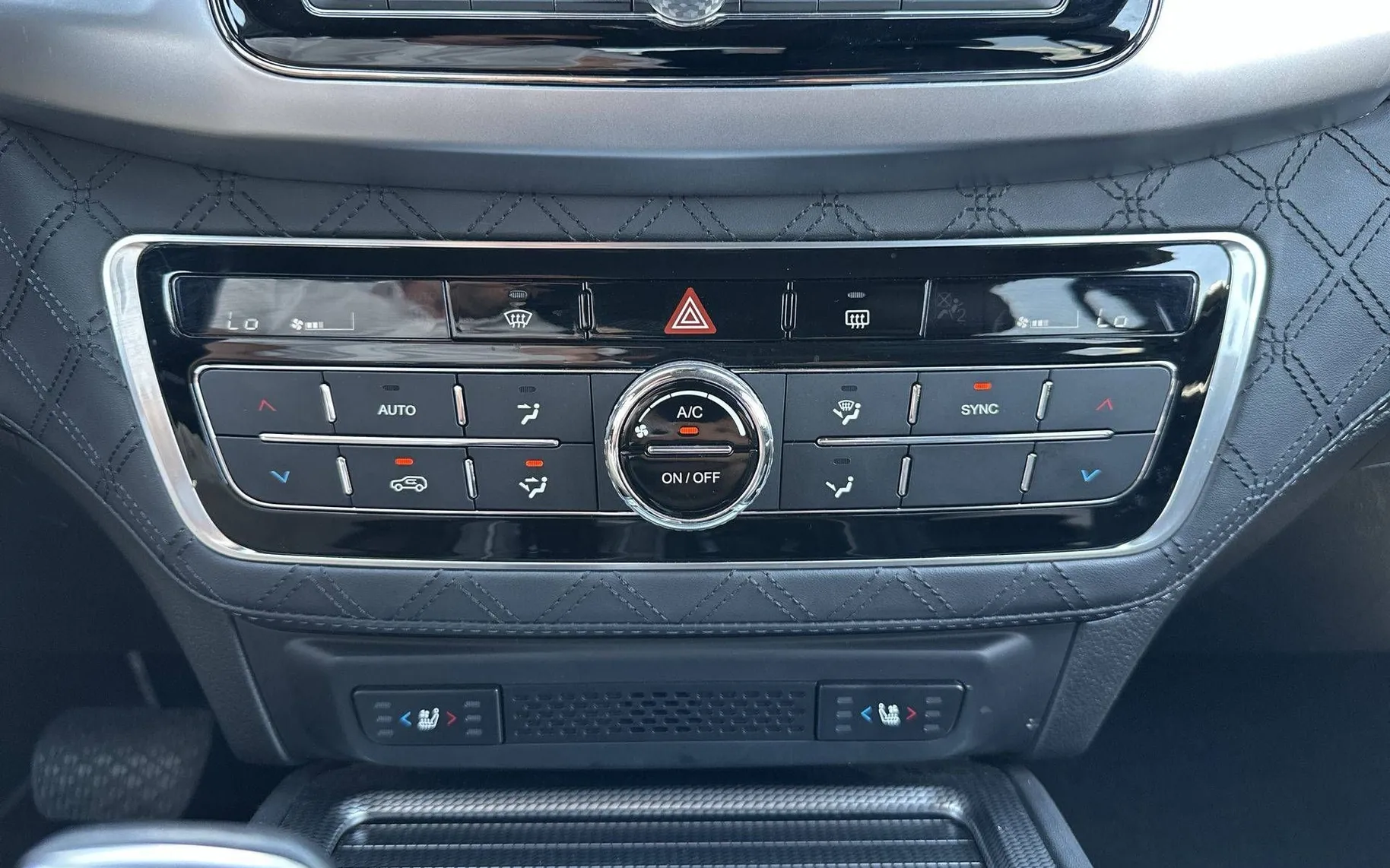 Notranja slika - SsangYong Rexton - 2.2 XDi Limited 4WD AT - 19