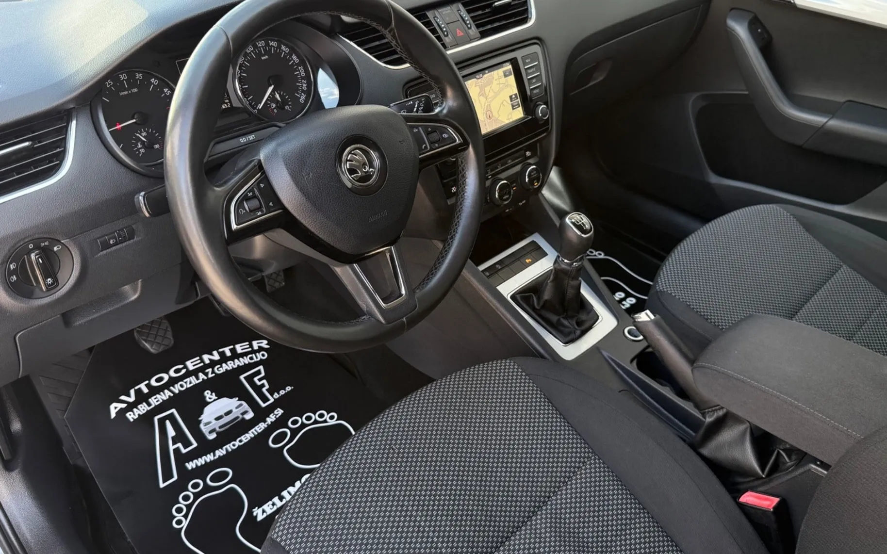 Notranja slika - Škoda Octavia - 1.6 TDI-NAVIGACIJA-LIZING ZA TUJCE-PDC-ODLIČEN- - 11
