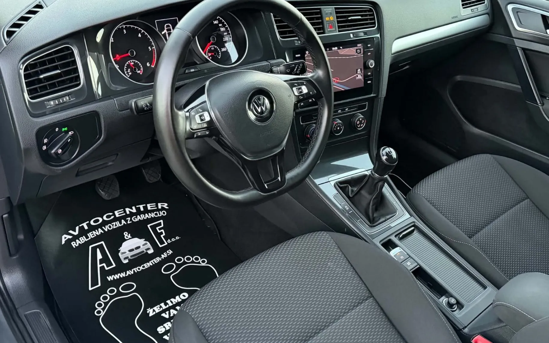 Notranja slika - Volkswagen Golf - 1.6 TDI-LED-LIZING ZA TUJCE-TEMPOMAT-ODLIČEN- - 8