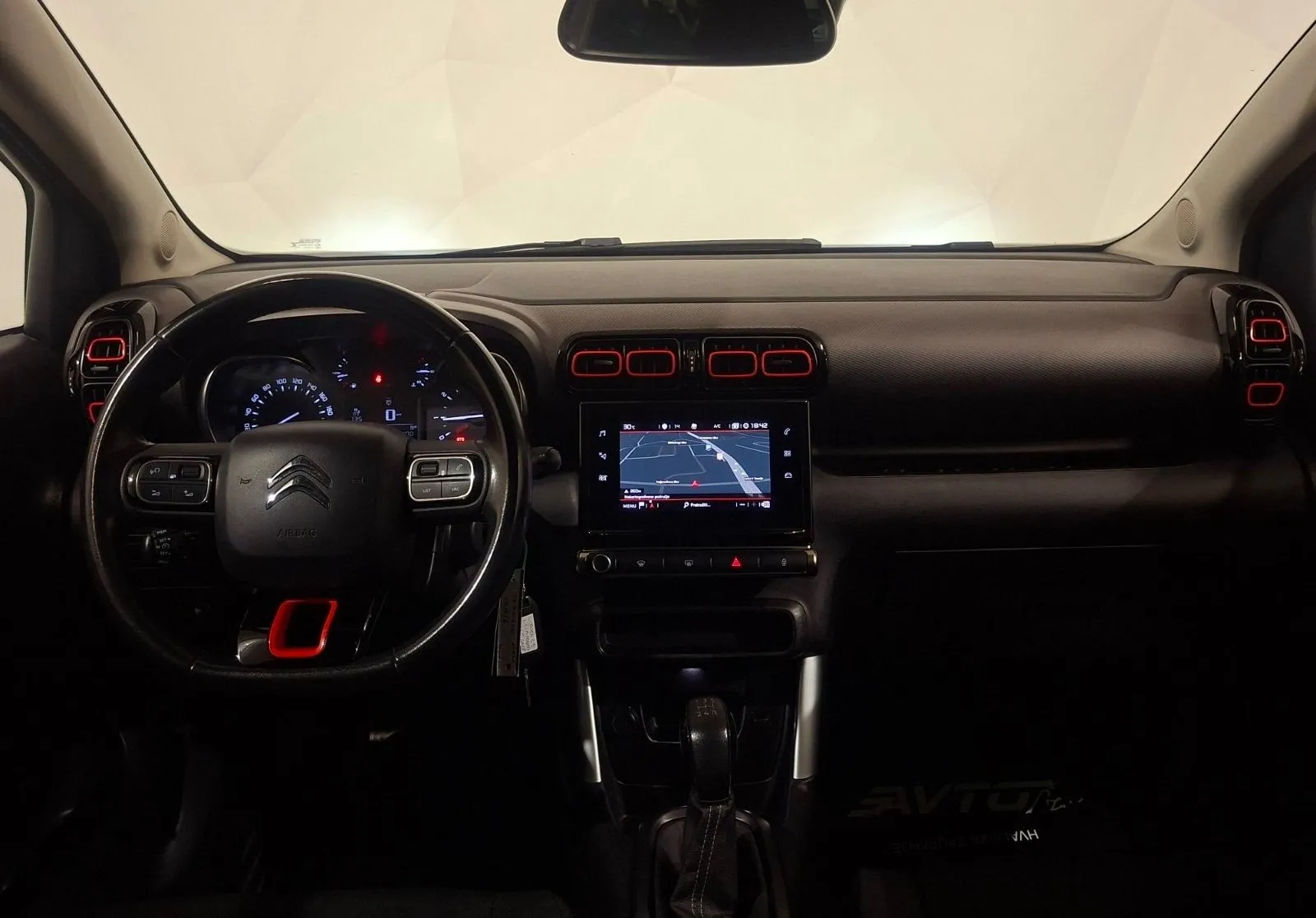 Notranja slika - Citroën C3 Aircross - 1.2 -LED-KAMERA-NAVI-TEMPOMAT-SERVISNA KNJ-KLJUKA - 11
