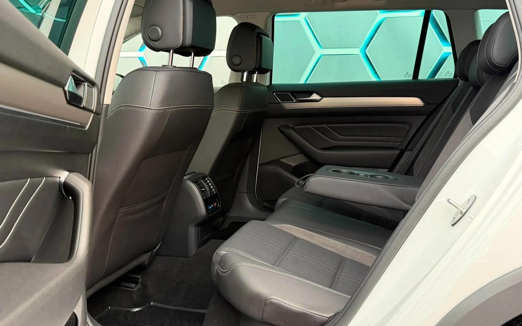 Notranja slika - Volkswagen Passat Alltrack - 2.0 TDI•DSG•4X4•IQ LED•VIRTUAL•ACC•KAMERA•KLJUKA• - 10