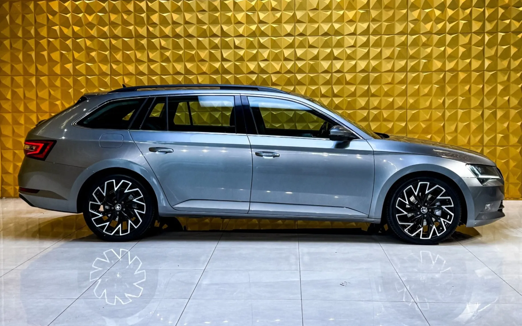 Notranja slika - Škoda Superb - 2.0 TDI 4X4 AUT.-PANO-GRETJE-NAVI-RADAR TEMP - 12