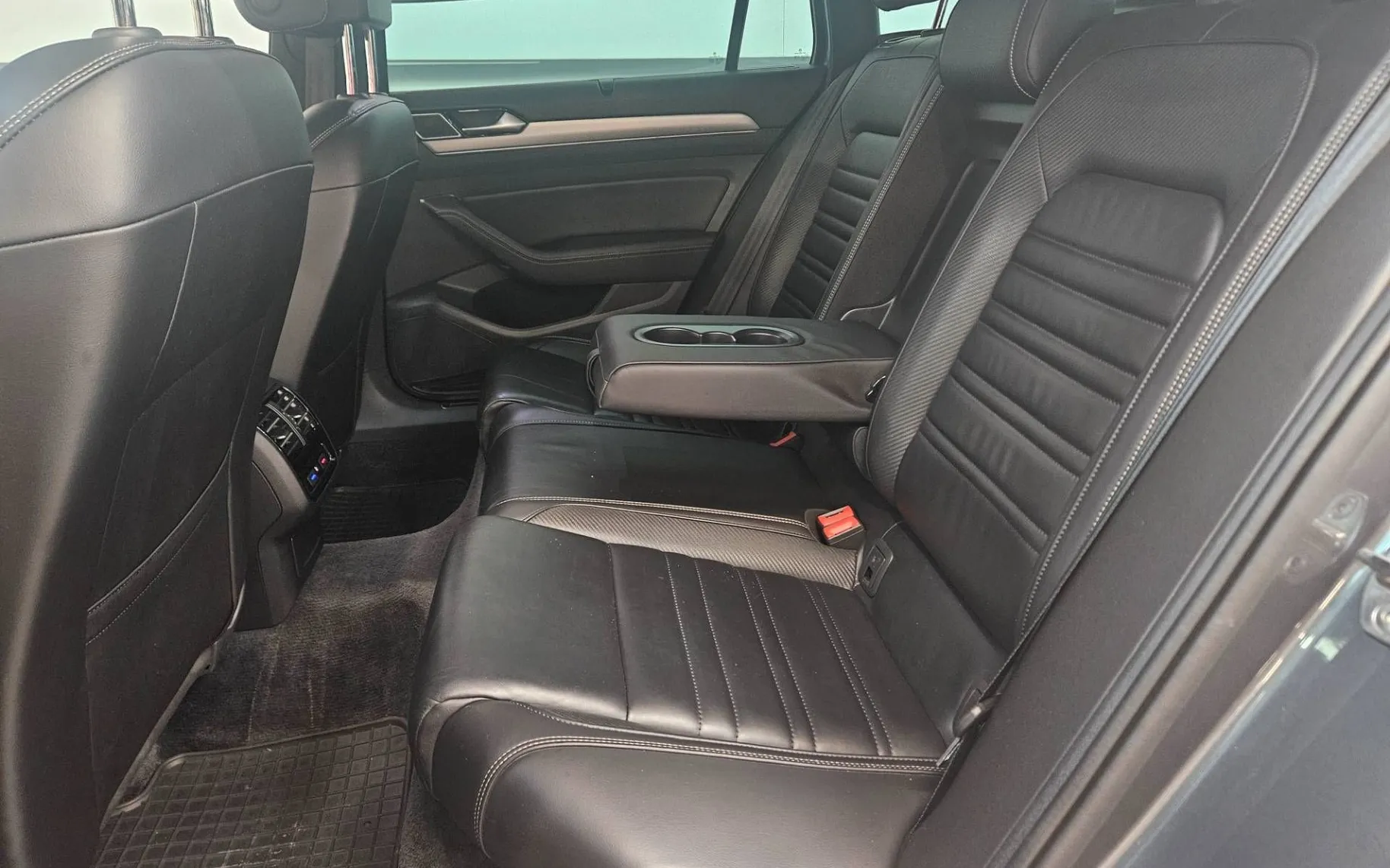 Notranja slika - Volkswagen Passat Variant - 4motion 2.0 TDI BMT R-Line Edition DSG... - 10