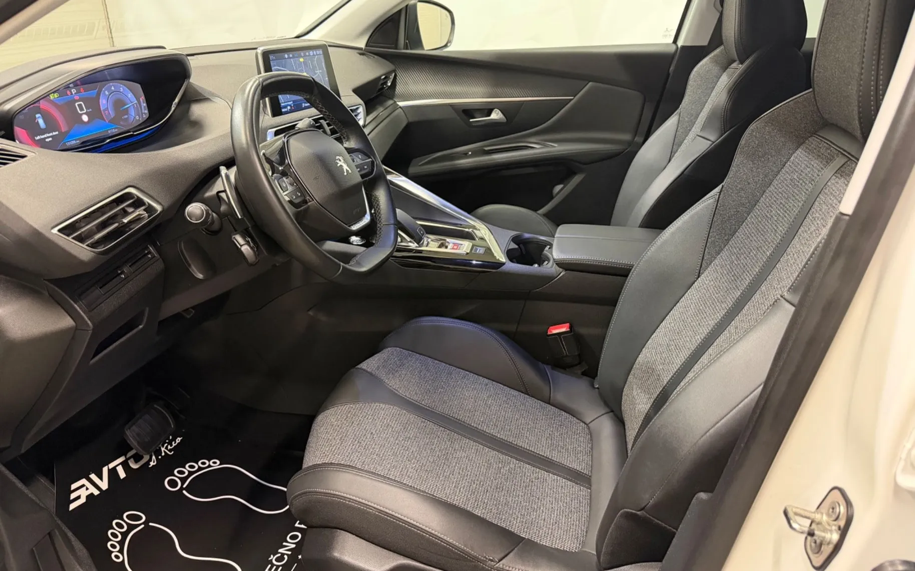 Notranja slika - Peugeot 3008 - 1.2i-ALLURE-VIRTUAL-FULL LED-KAMERA-NAVI-TEMPOMAT. - 9