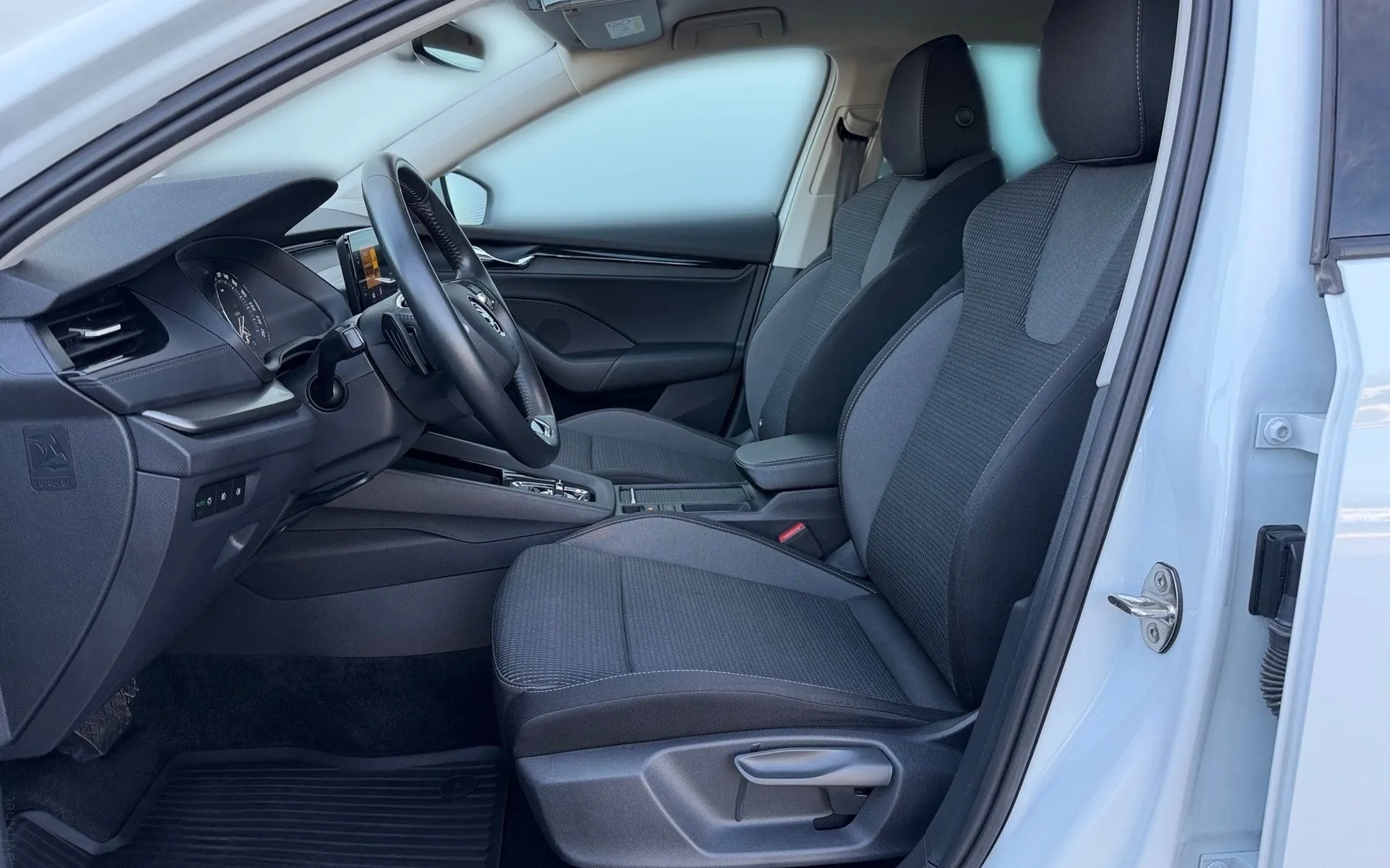 Notranja slika - Škoda Octavia - 2.0 TDI Ambition DSG-LED-PDC-Vzvr. kamera-AppConn. - 7