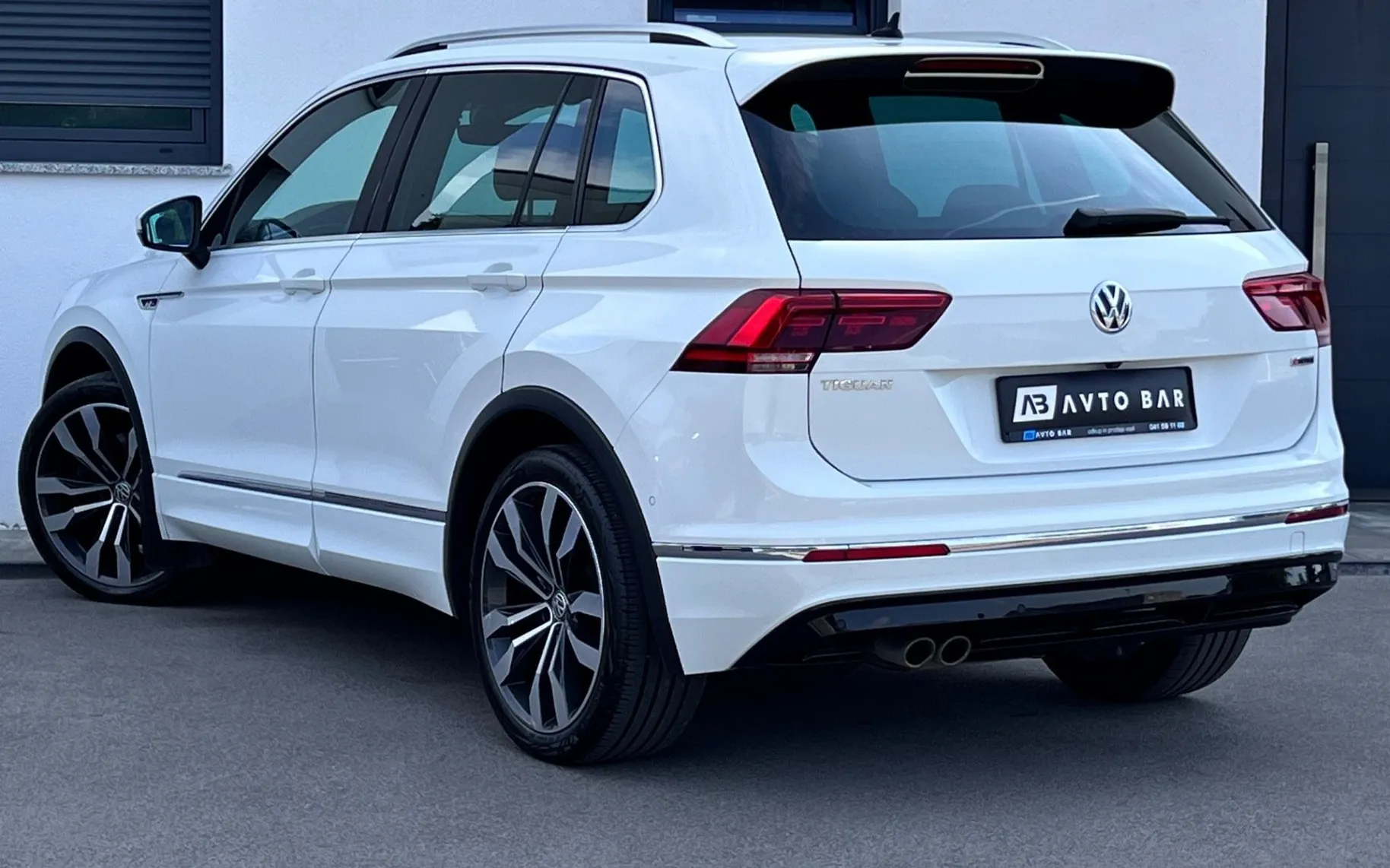 Notranja slika - Volkswagen Tiguan - 2.0 TDI R-Line+4MOTION+ACC+4MOTION+KLJUKA+KAMERA.. - 8