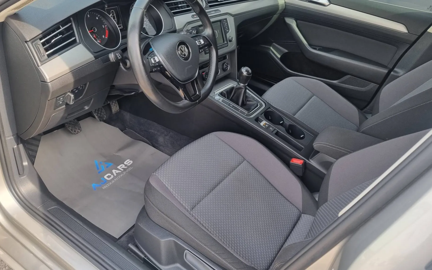 Zunanja slika - VW Passat - 1.6 TDI BMT Comfortline-2XPDC-Navi-Temp-Alu - 8