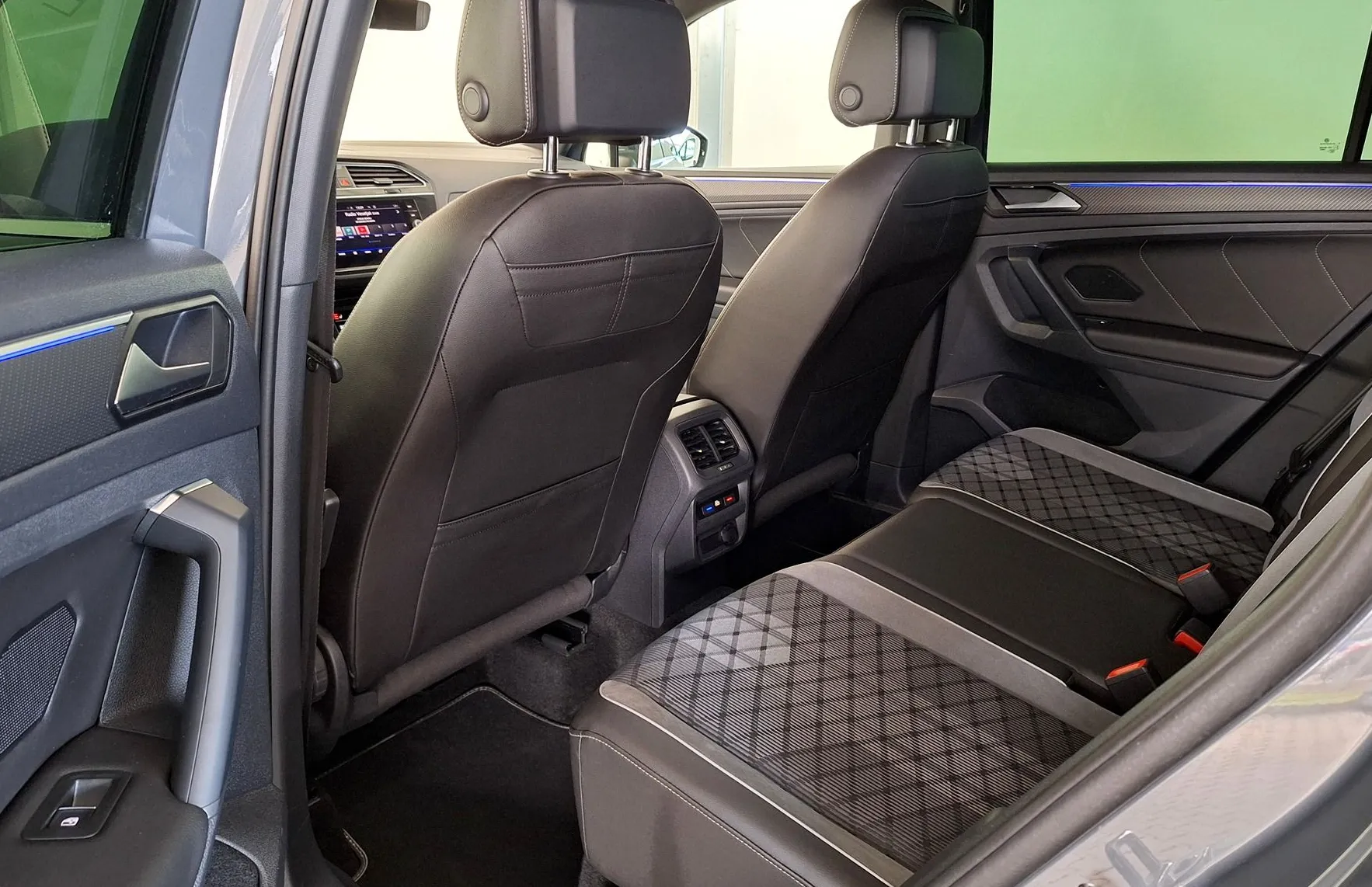Zunanja slika - Volkswagen Tiguan - 2.0 TDI 4MOTION R-Line•IQ LED•VL.KLJUKA•AMBIENT• - 14