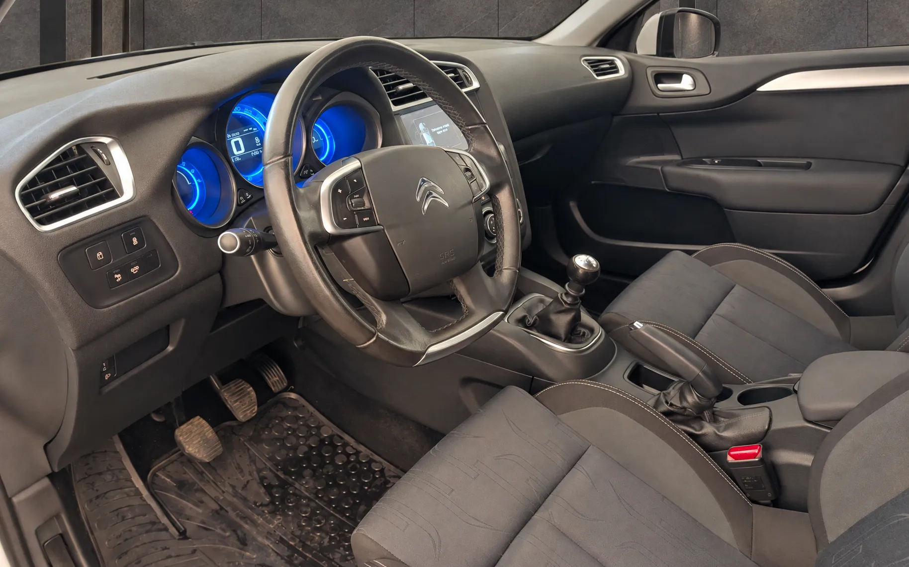 Notranja slika - Citroën C4 - 1.6 e-HDi 6 PRESTAV-NAVIGACIJA-TEMPOMAT-ODLIČEN - 9