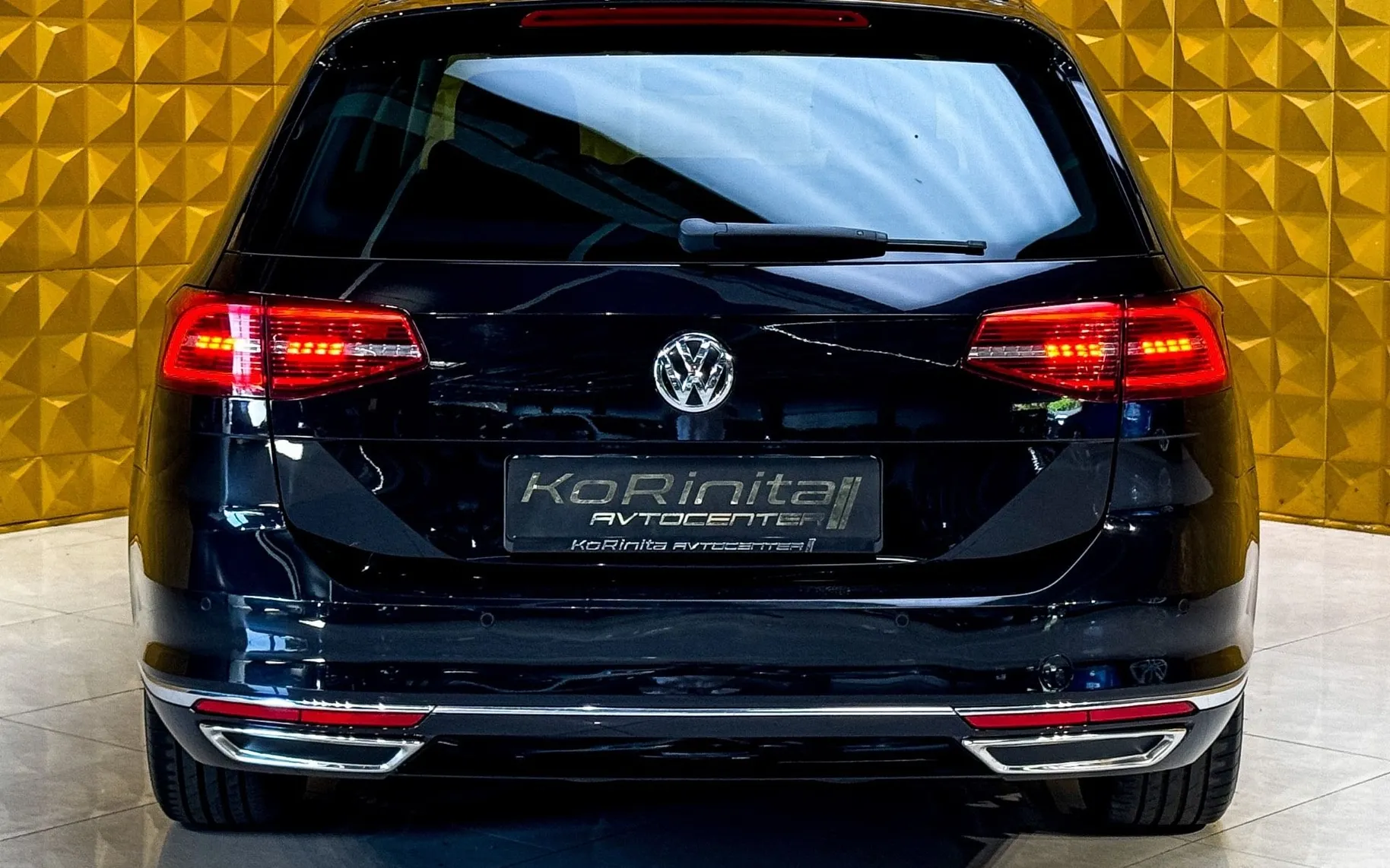 Notranja slika - Volkswagen Passat Variant - 2.0 TDI AUT. HIGHLINE-GRETJE-ALCANTARA-NAVI-TEMP - 10