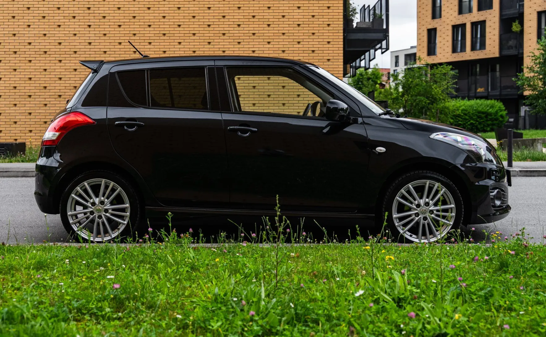 Zunanja slika - Suzuki Swift - 1.6 Sport - Xenon - Ogrevanje sedežev - Keyless - 5