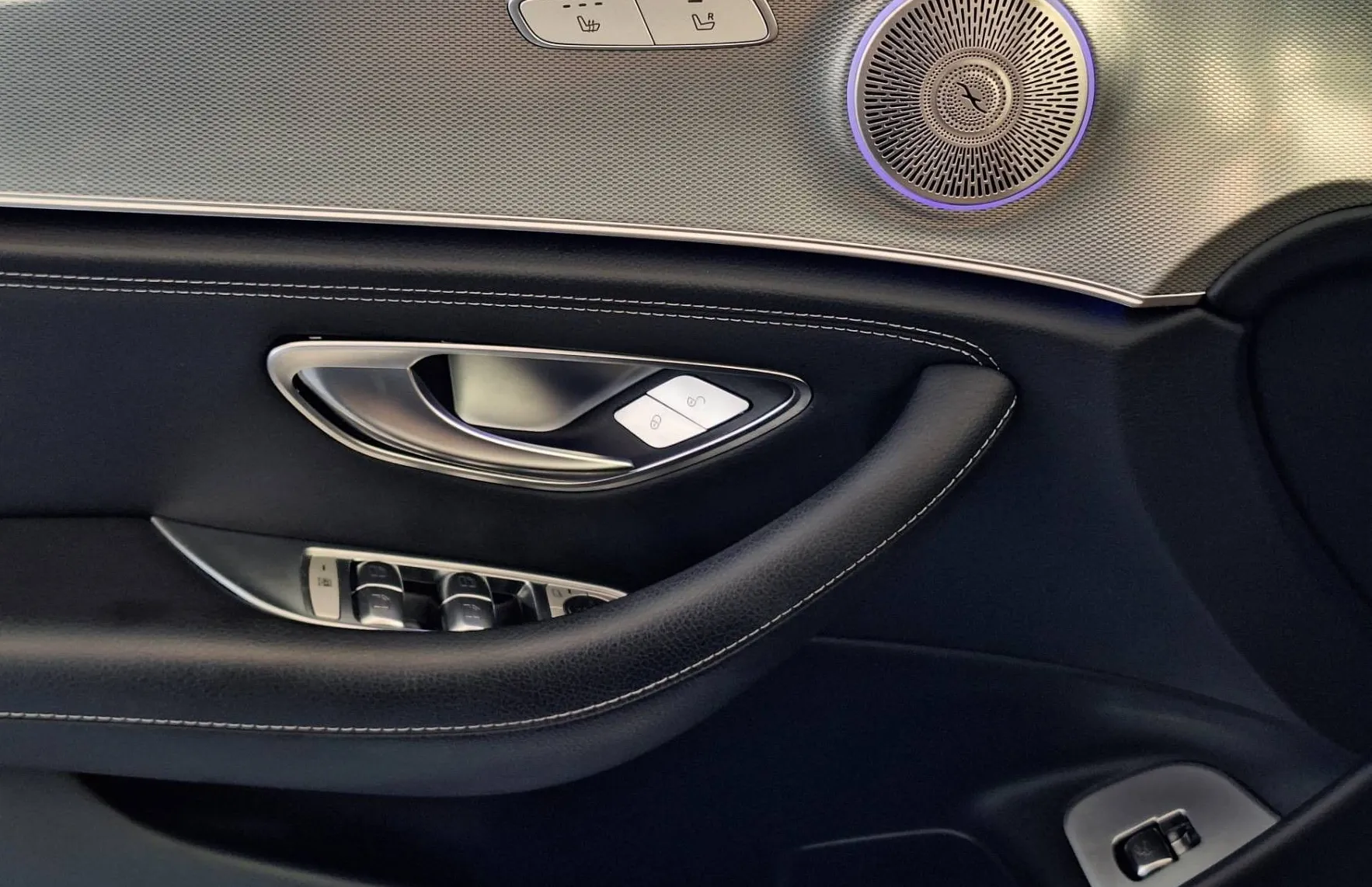 Zunanja slika - Mercedes-Benz E-Razred - 220d E63 LOOK•V8 SOUND•PANORAMA•BURMESTER•AMBIENT• - 13