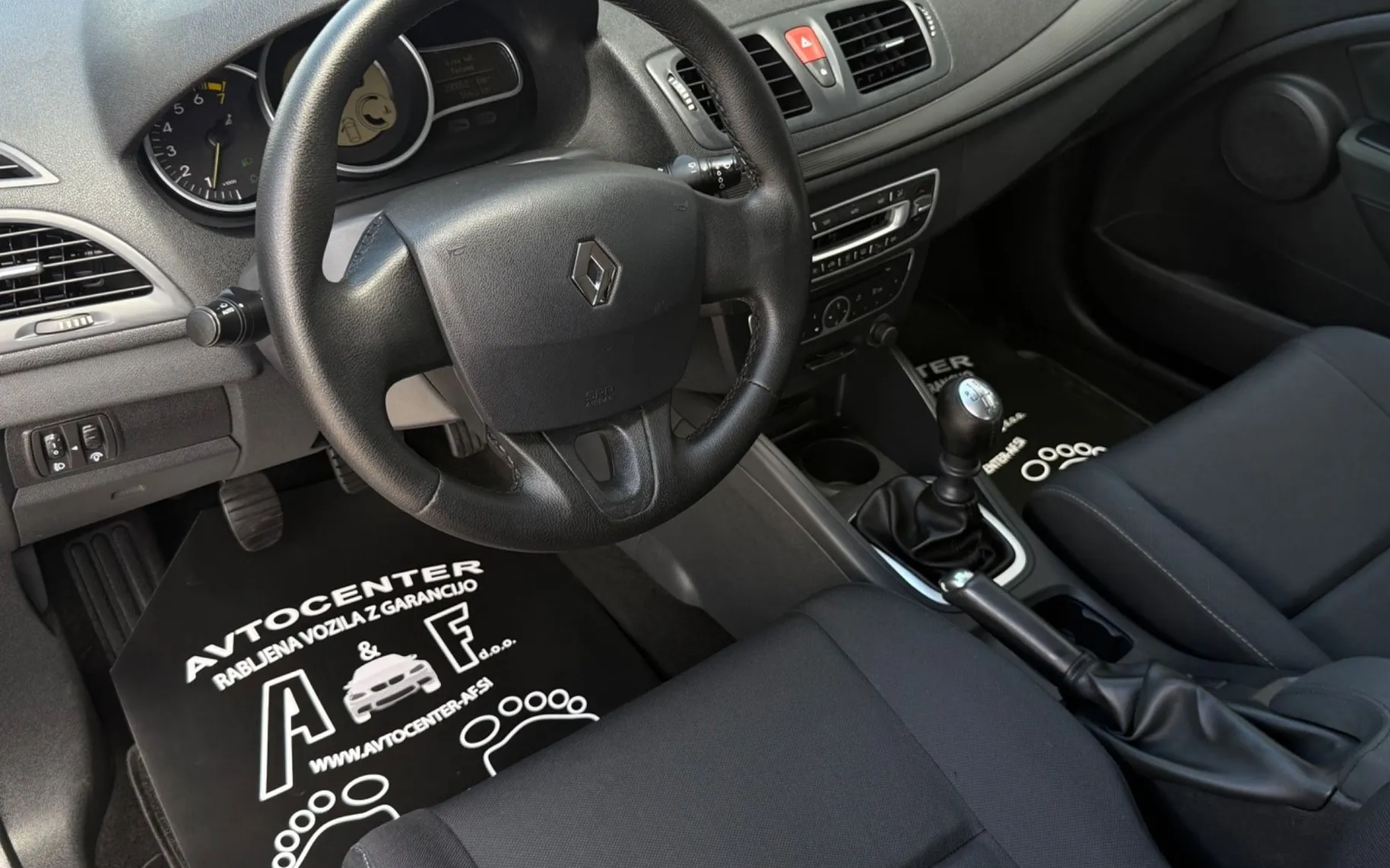 Notranja slika - Renault Megane - 1.6 16V-200.000km-KREDIT BREZ POLOGA-ODLIČEN-... - 9