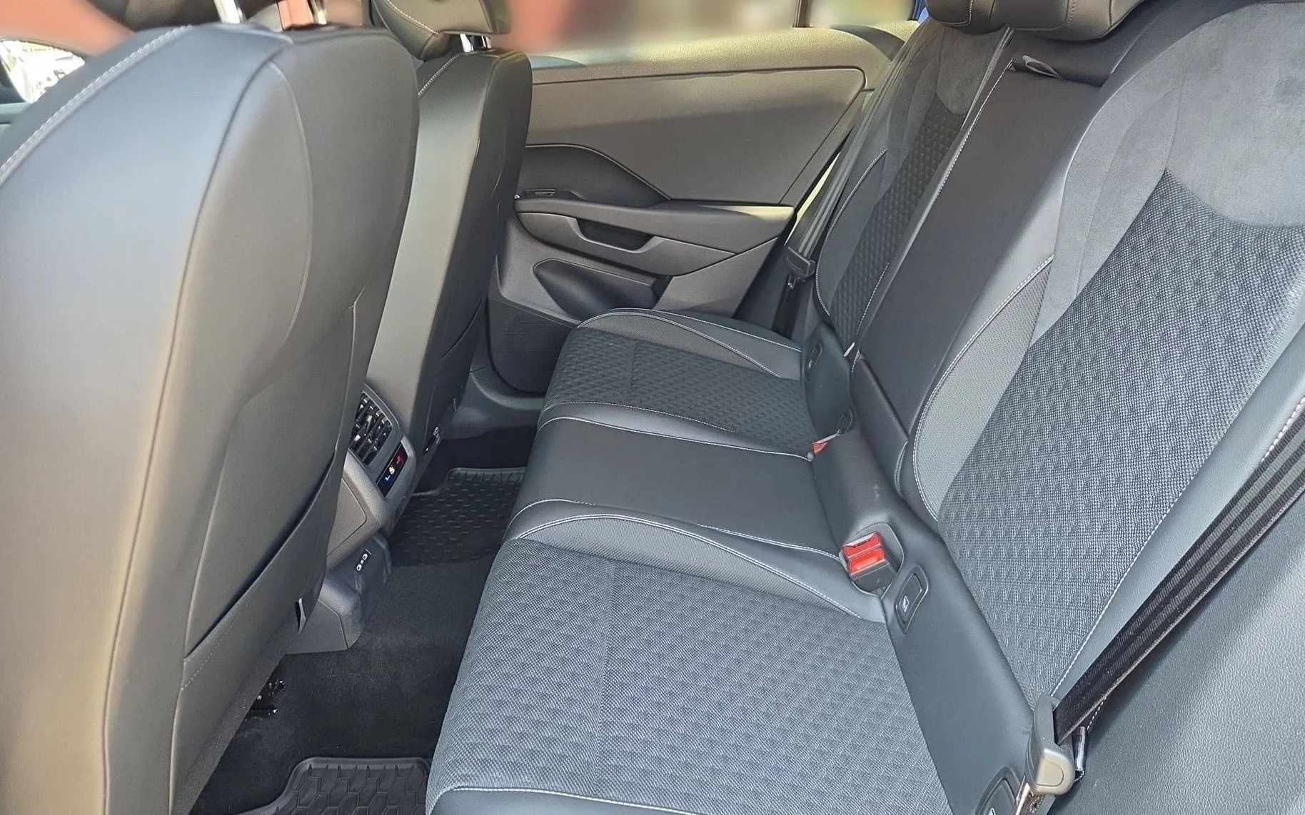Notranja slika - Volkswagen T-Roc - 1.5 eTSI R-Line DSG 150KM - 12