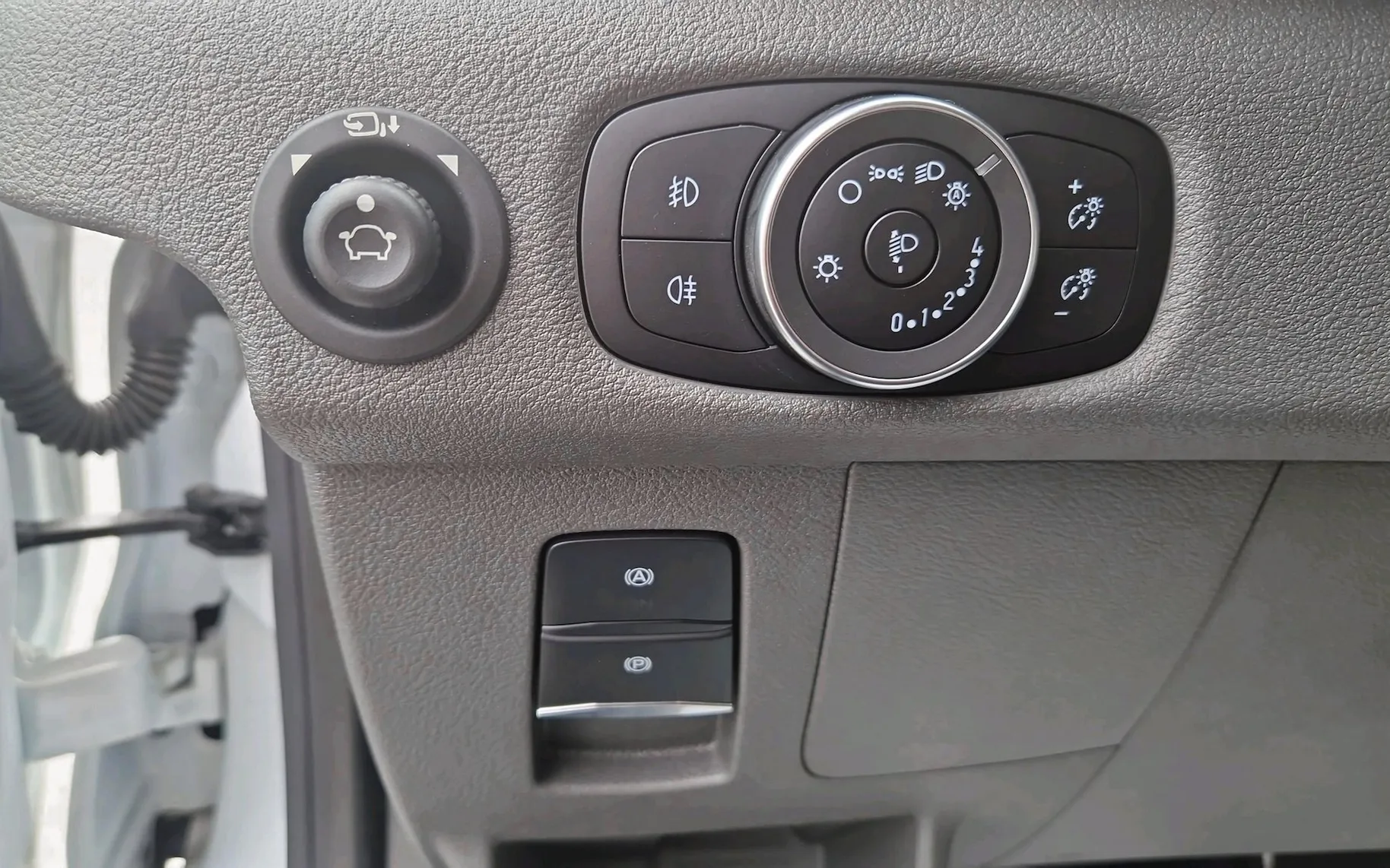 Zunanja slika - Ford Transit - Furgon TREND elektromotor 135kW 184KM -SLO - 11