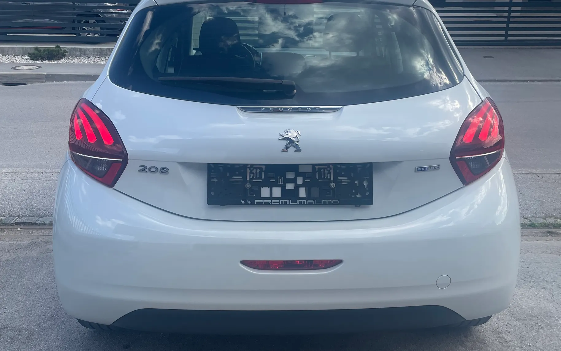 Zunanja slika - Peugeot 208 - 1.2 PureTech 82 ALLURE biserno bele barve - 6