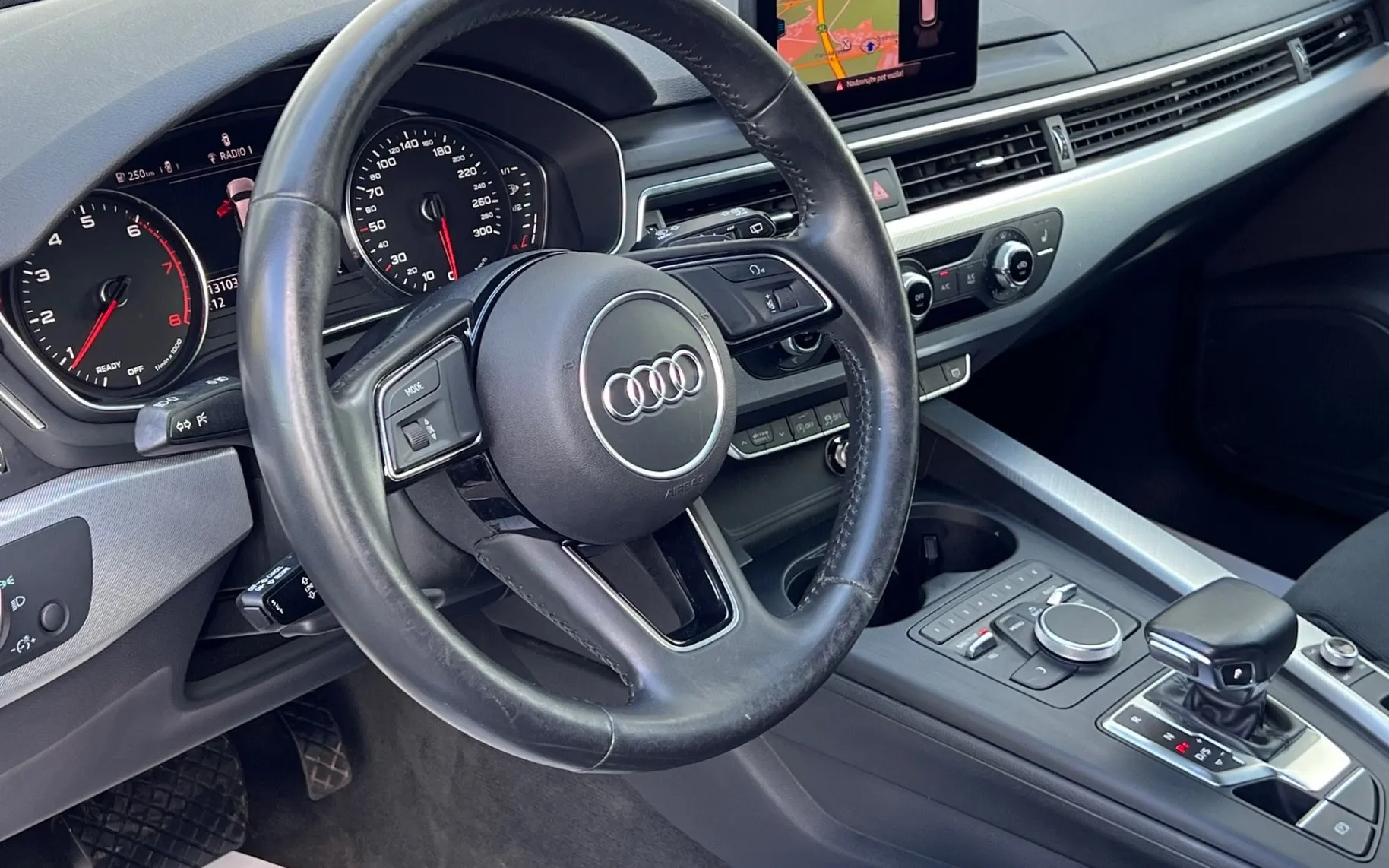 Notranja slika - Audi A4 Avant - 40 TFSI+S tronic+NAVI+KLJUKA+PDC - 11