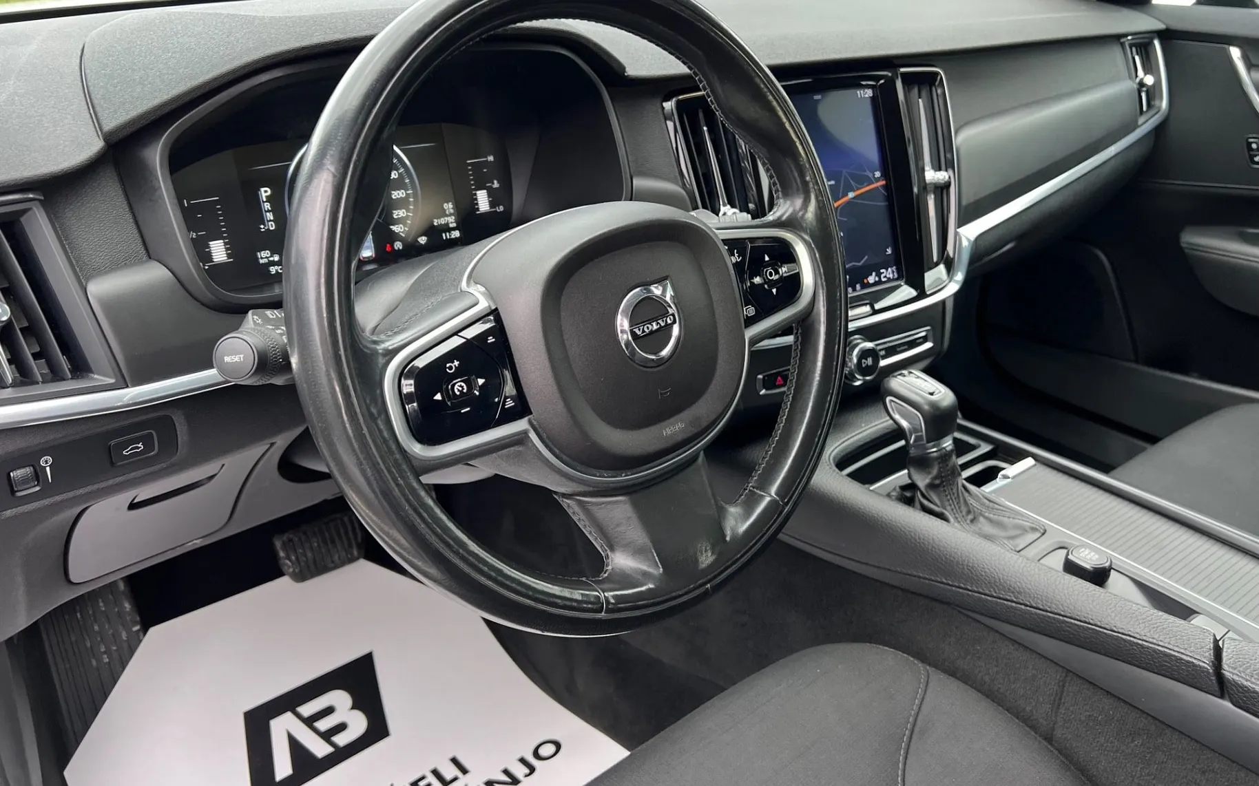 Notranja slika - Volvo V90 - 2.0D+ACC+FULL LED++NAVI+PDC+KLJUKA+NOVE PNEVMATI - 11