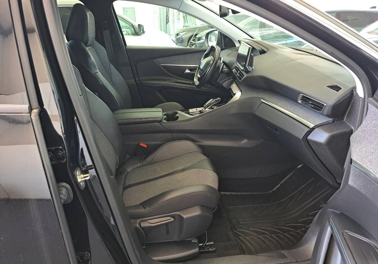 Notranja slika - Peugeot 3008 - 1.5 BlueHDi avt. Allure-FULL LED-KAMERA-ODLIČEN... - 11