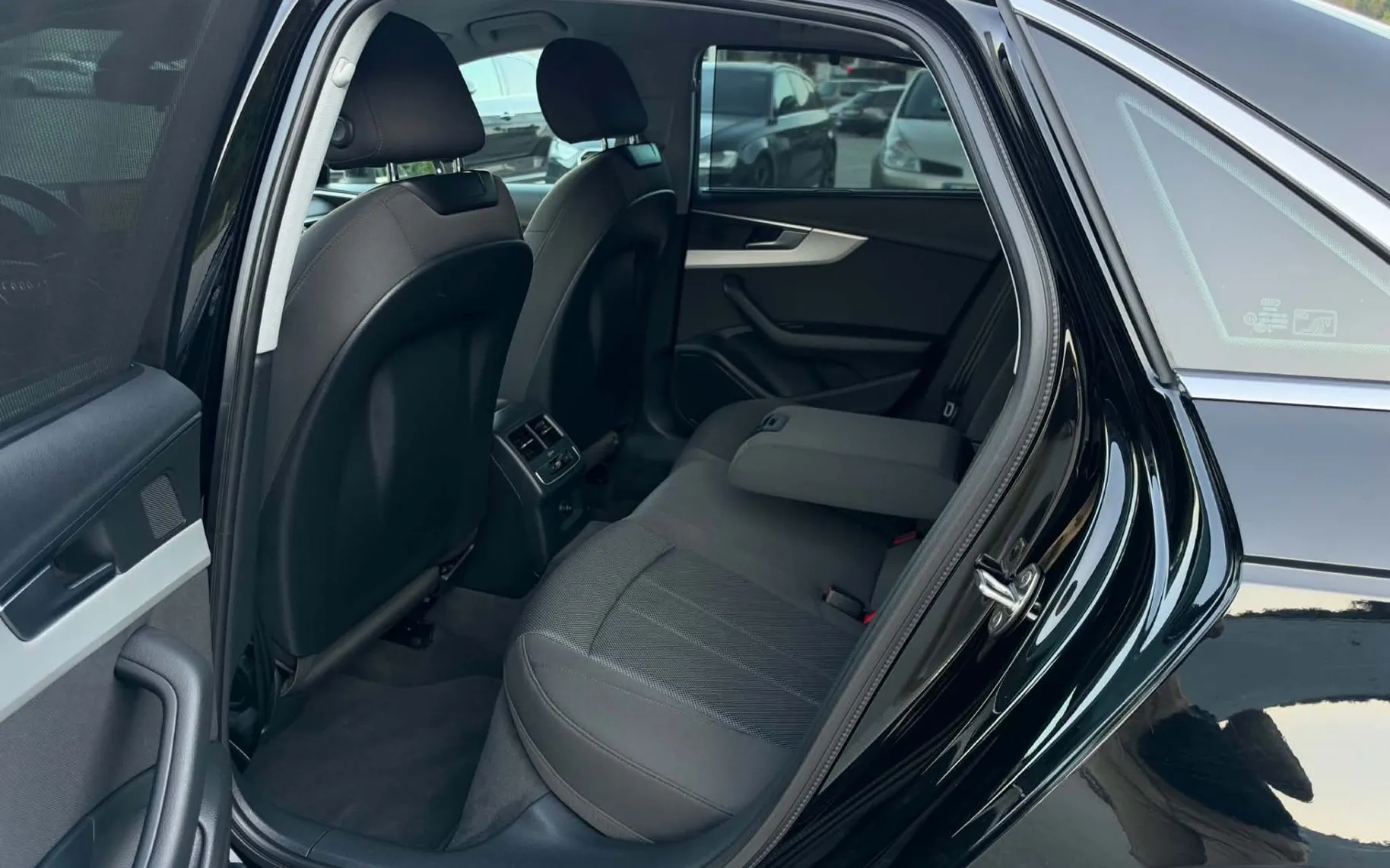Notranja slika - Audi A4 - 2.0 TDI-AUT-S LINE-96.000km-NAVI-LIZING ZA TUJCE- - 11