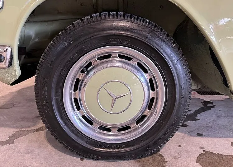 Zunanja slika - Mercedes-Benz E-Razred - 115 200D - KOT NOV - VOZILO V PRVI BARVI - 11