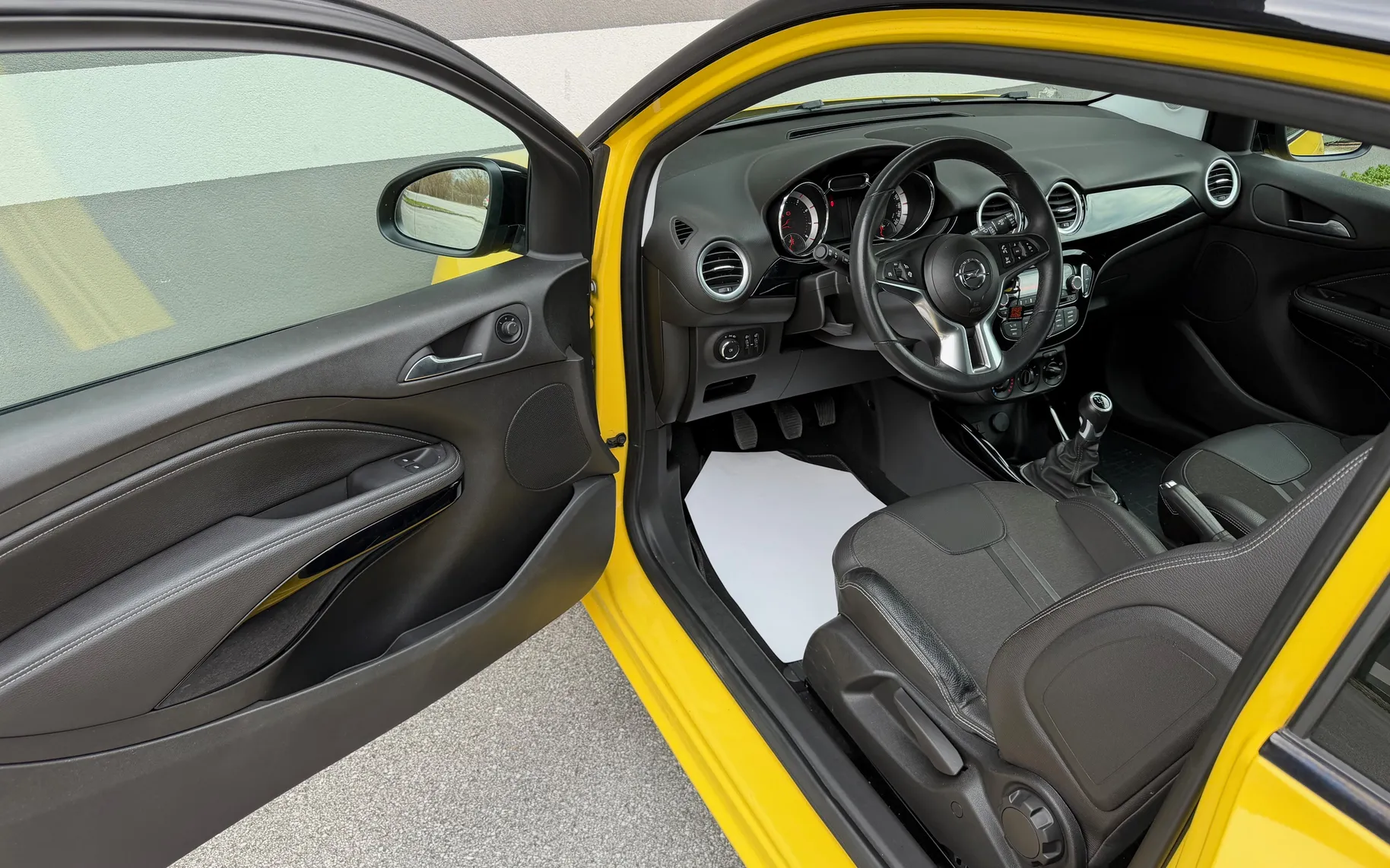 Zunanja slika - Opel Adam - 1.4 BLACK JACK • 1.LASTNICA • SLO. VOZ. • TEMPOMAT - 11