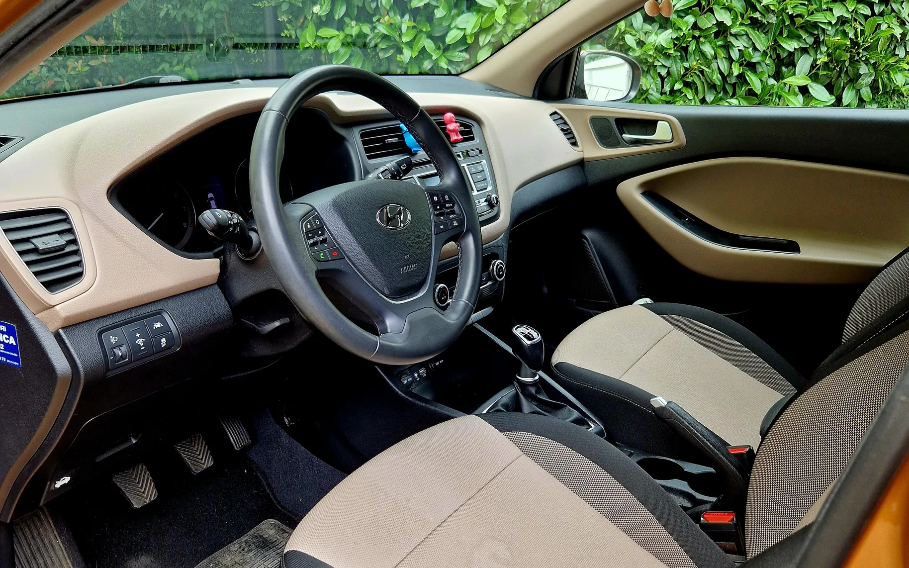 Notranja slika - Hyundai i20 - 1,4 Premium - 4